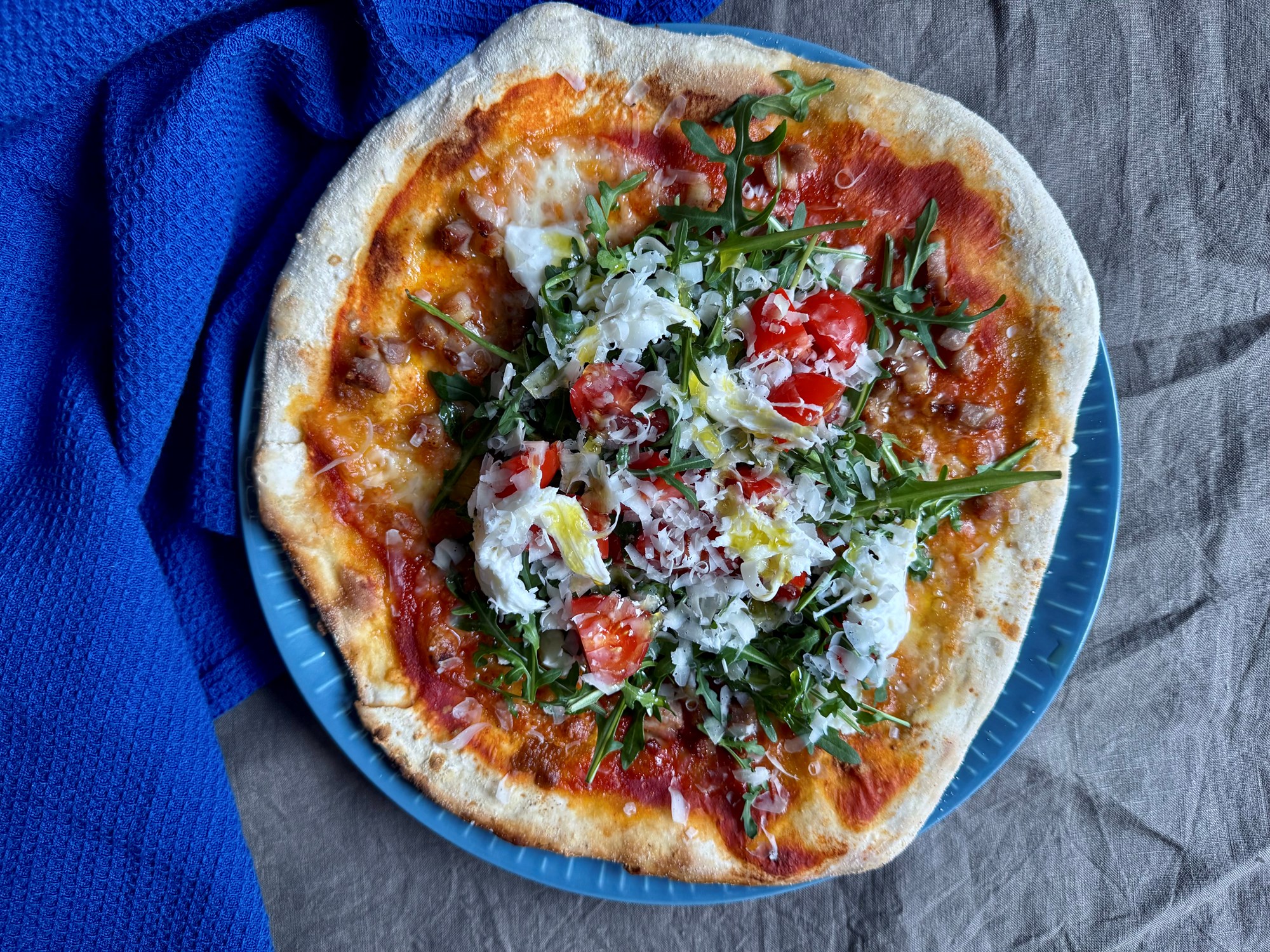 Pizza med bacon, mozzarella, friske tomater og parmesan ost