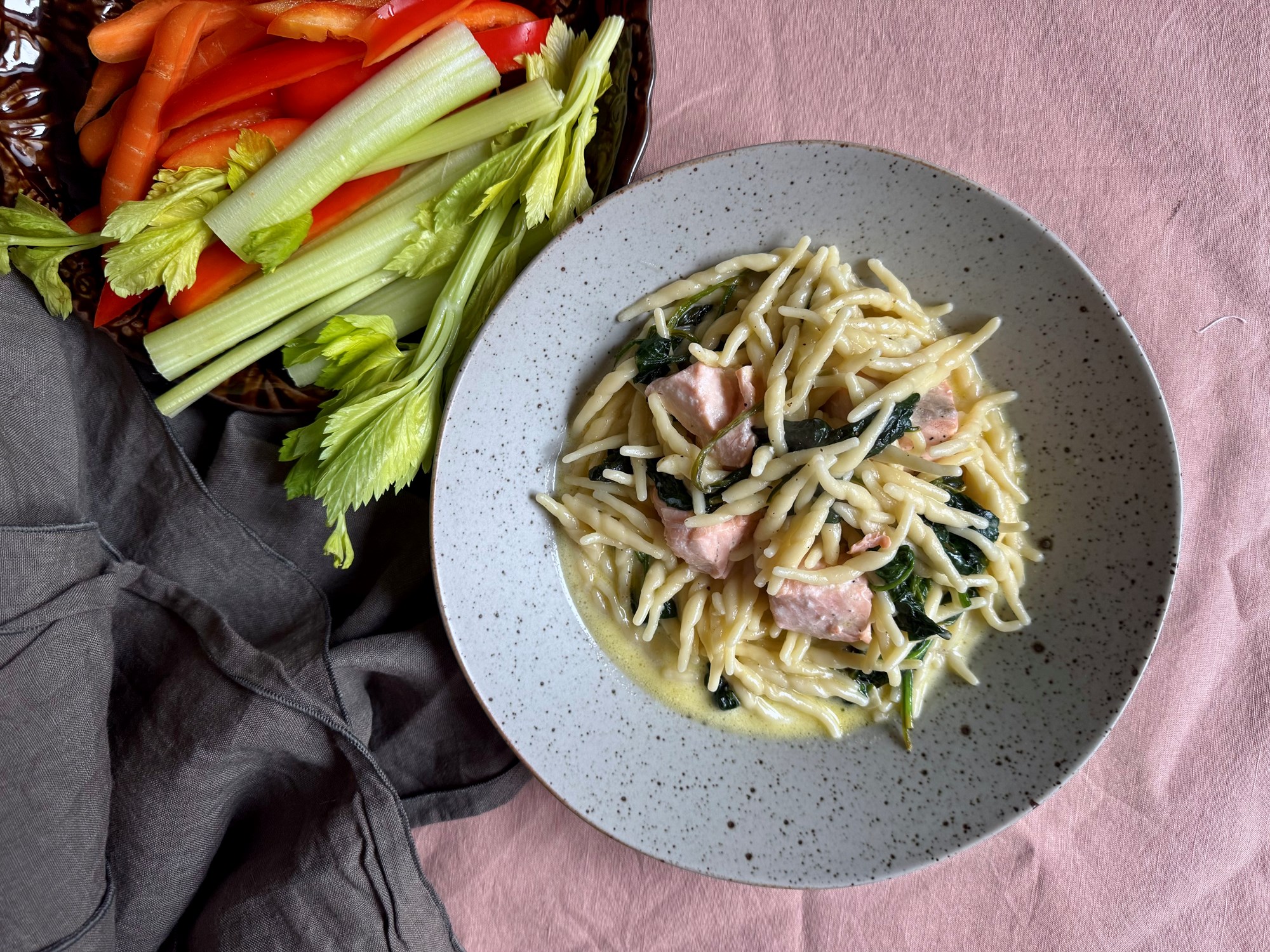 Laks og frisk pasta i cremet citronsauce med snackgrønt