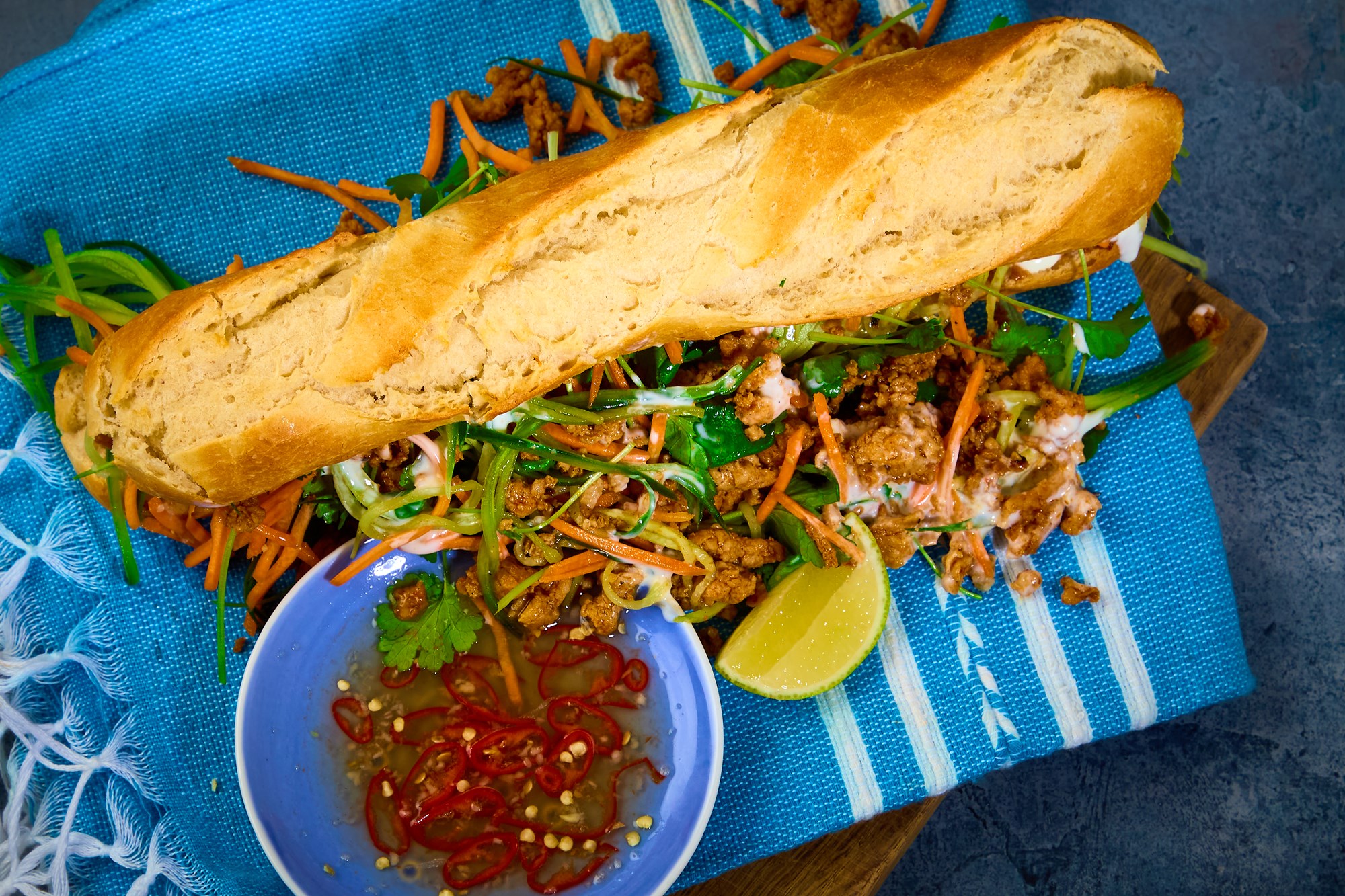 Bahn mi (Vietnamesisk baguette) med kylling, agurk & Vietnamesisk dippingsauce (nước chấm)