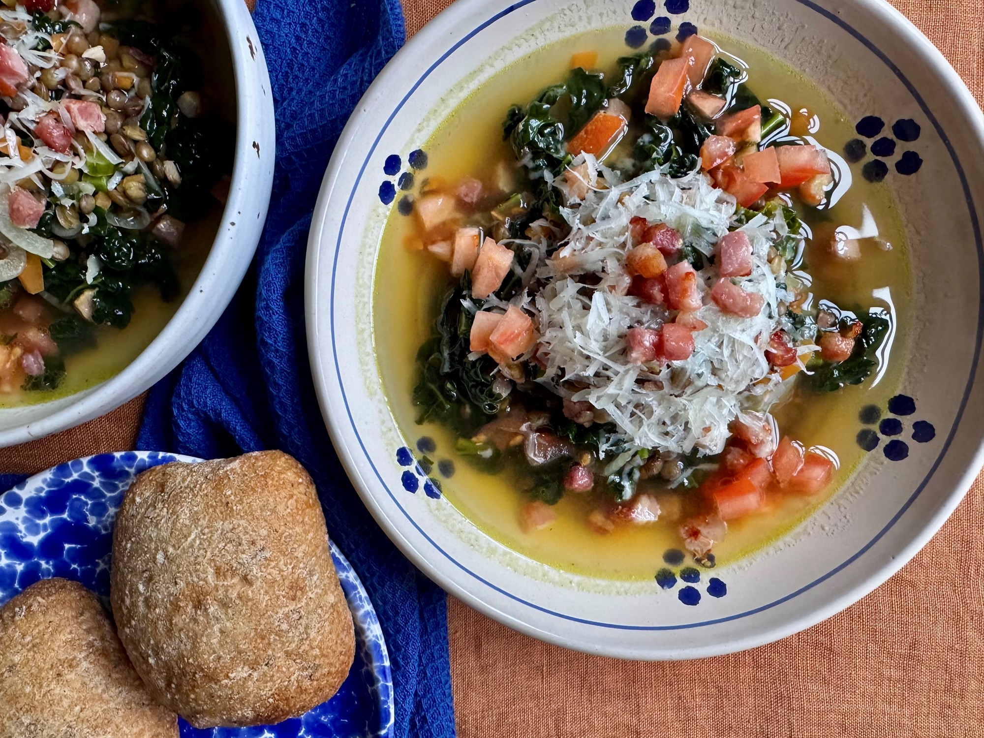 Minestronesuppe med grønne linser, bacon og parmesan