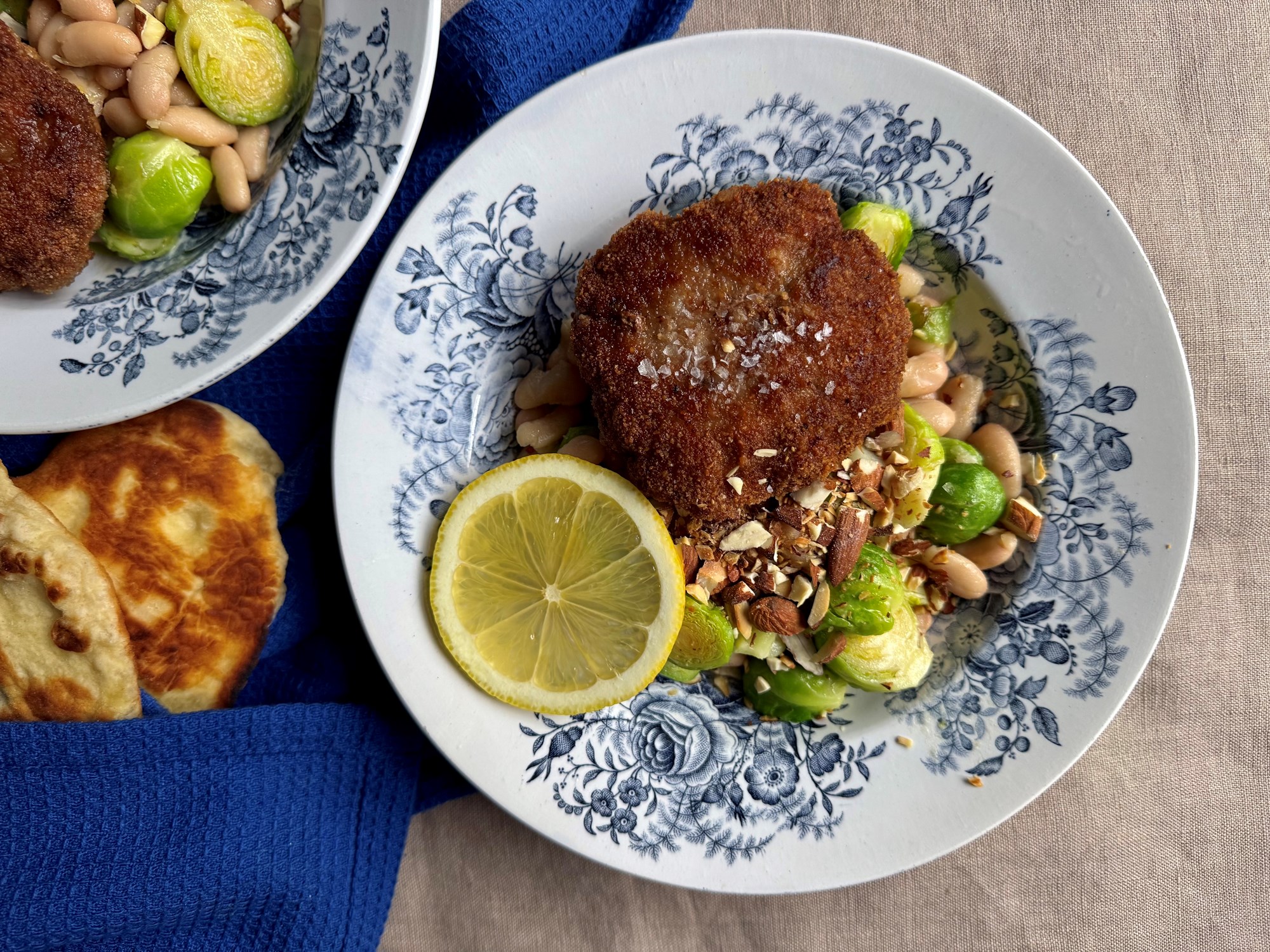 Krebinetter med hvid bønnesalat, savoykål, mandler og fladbrød