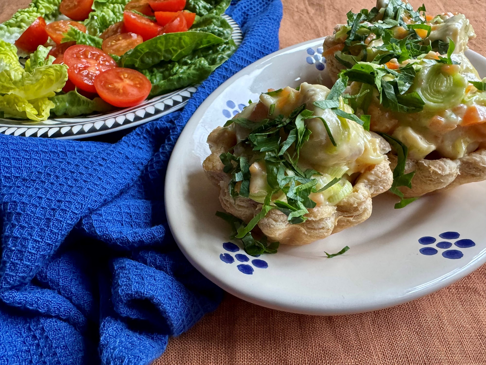 Hurtige tarteletter med cremet kylling og sprød salat