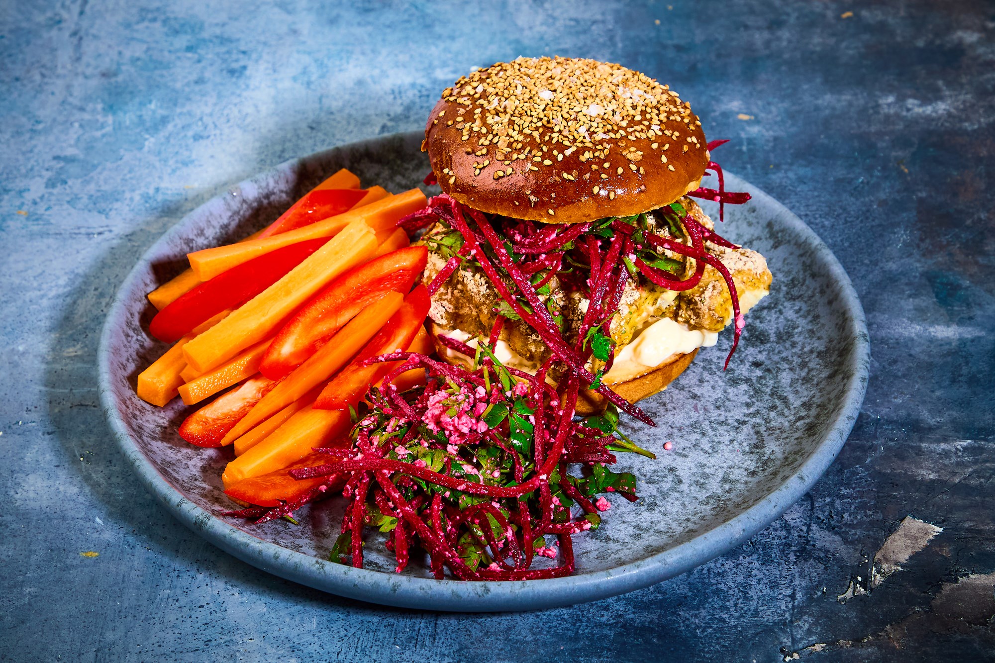 Sprød fiskeburger med rødbedefyld
