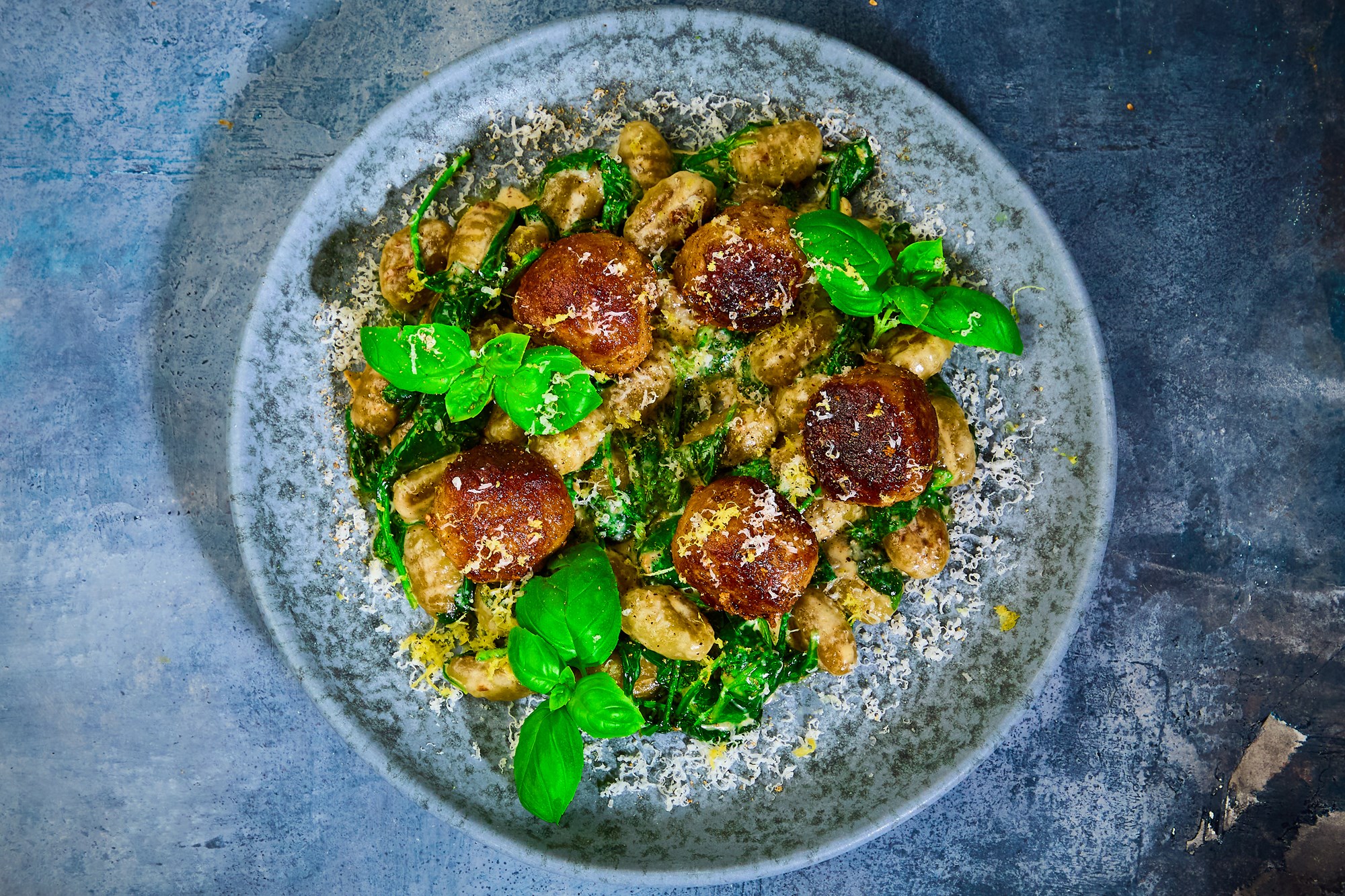 Polpette med cremede spinat-gnocchi og pecorino