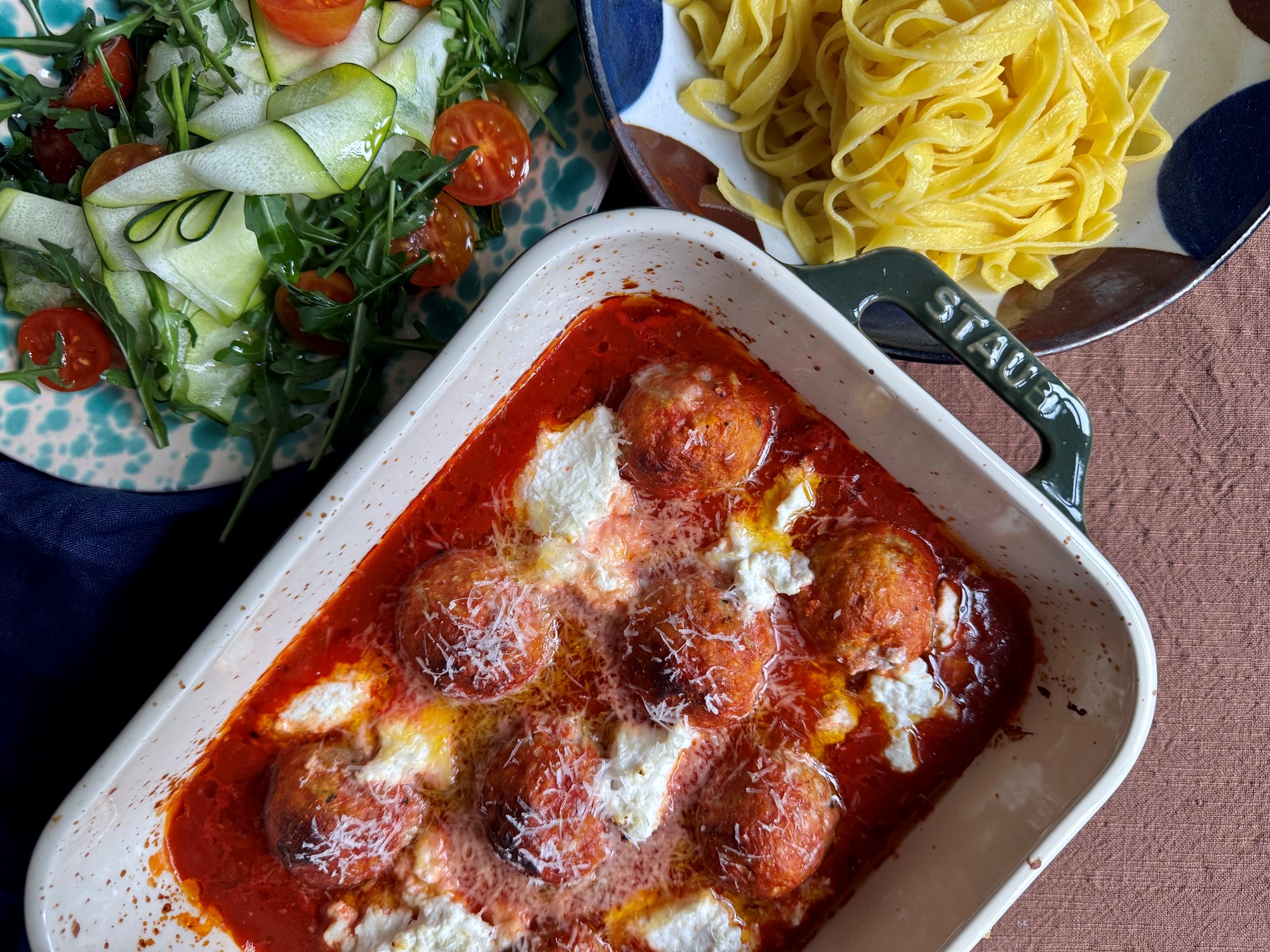 Bagte kødboller i tomatsauce med frisk pasta, parmesan og ricotta