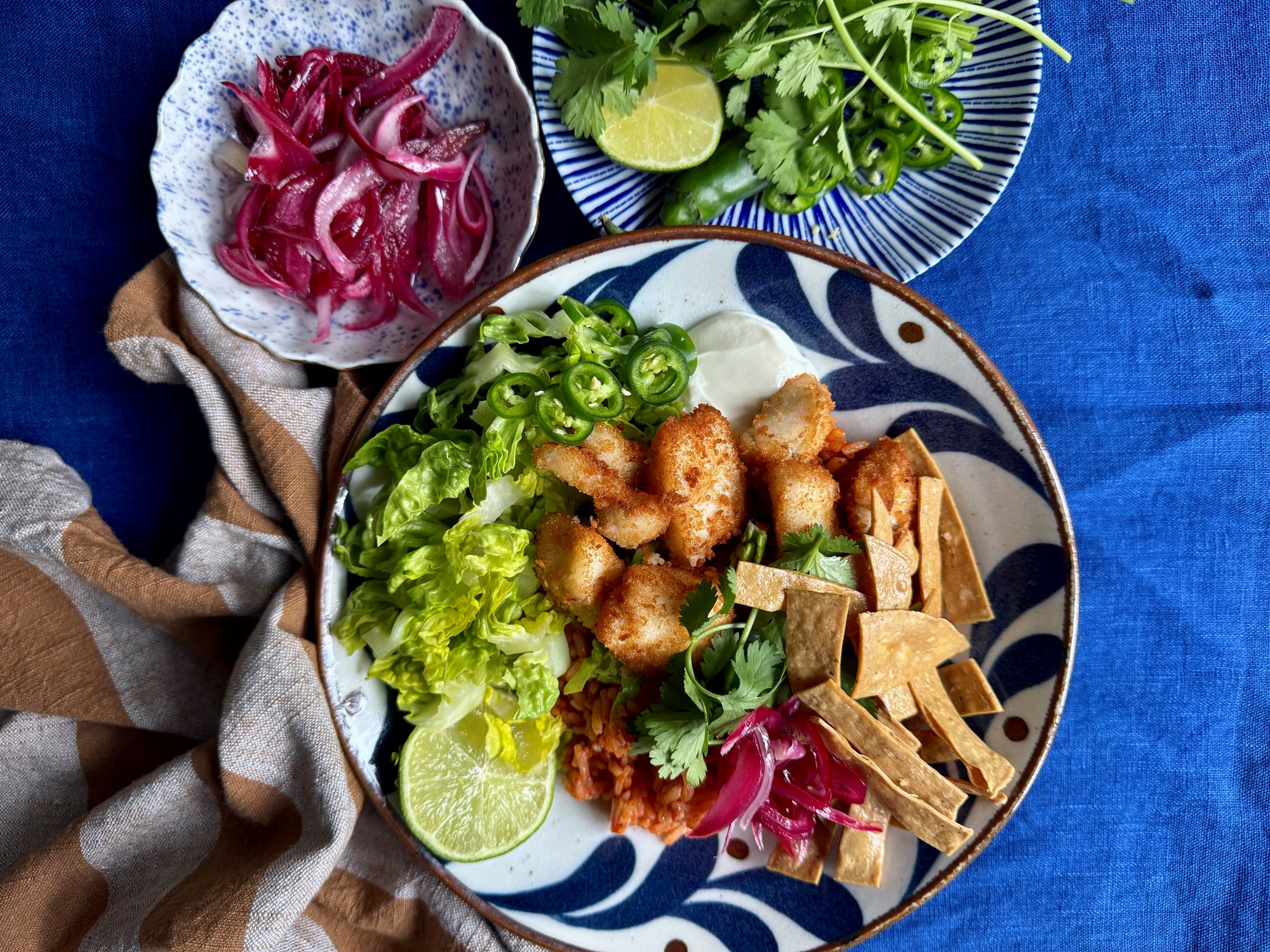 Sprød torsk/lange på mexistyle ris med syltede løg og majschips