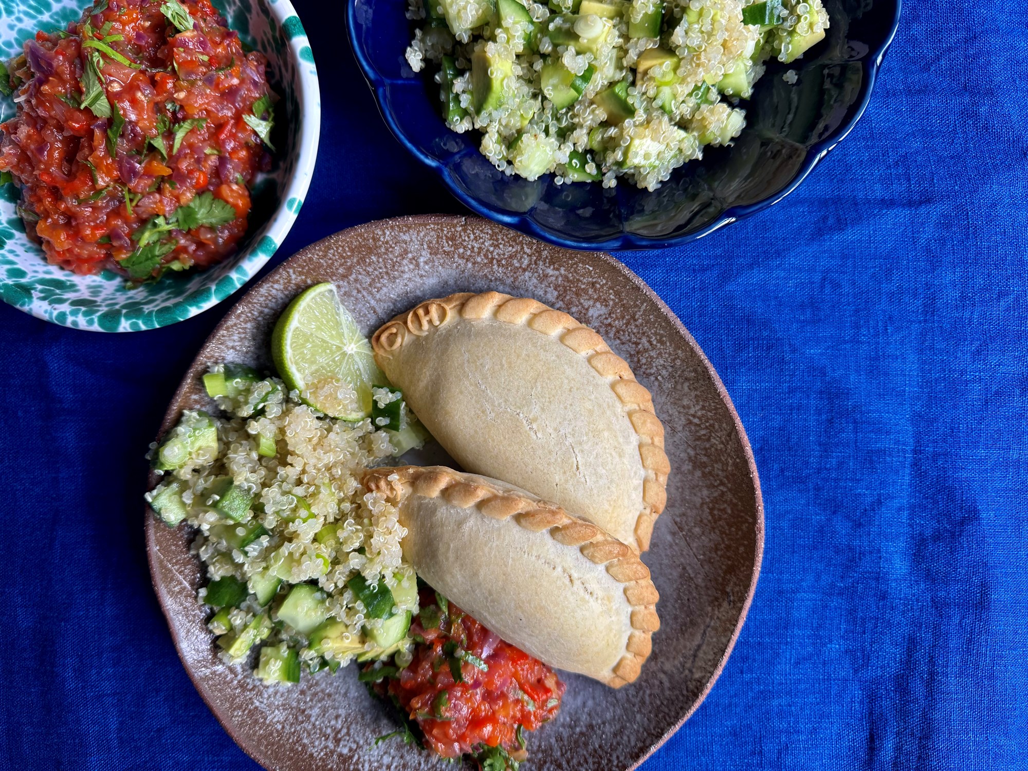 Empanadas med grillet salsa og quinoasalat