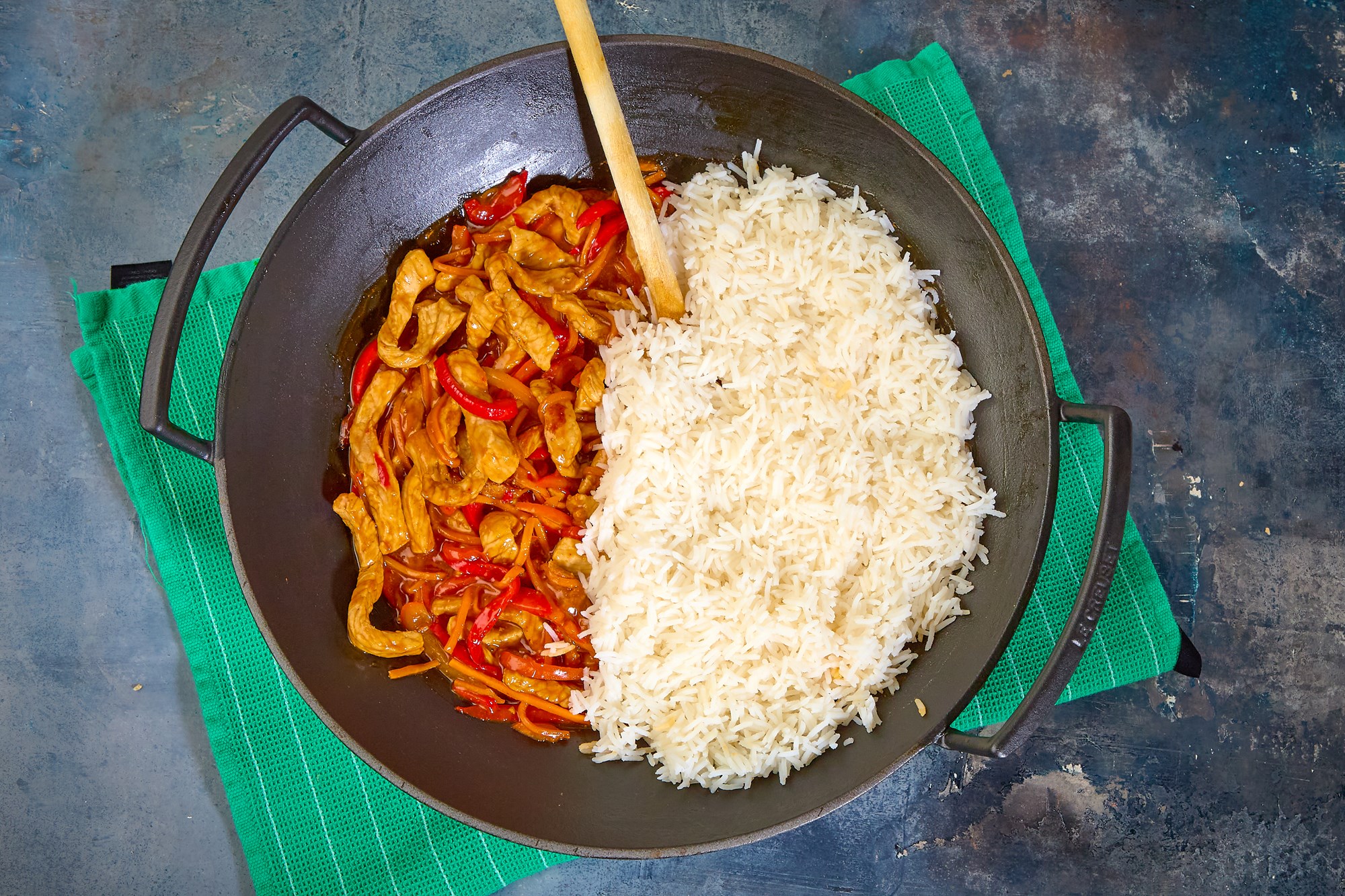 Wokket grisekød i peanutsauce med sød chili og ris