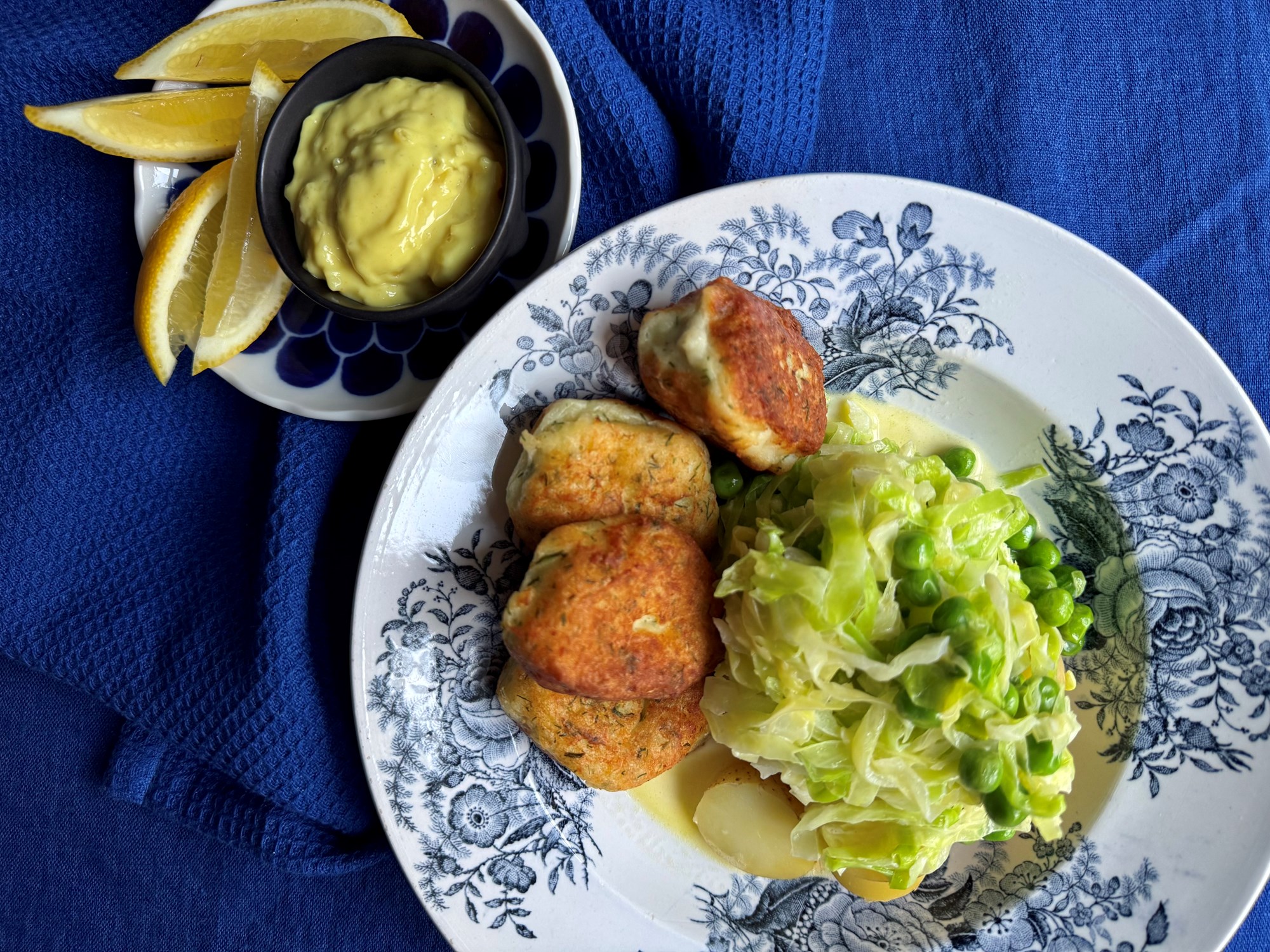 Fiskefrikadeller med flødedampet kål og remoulade