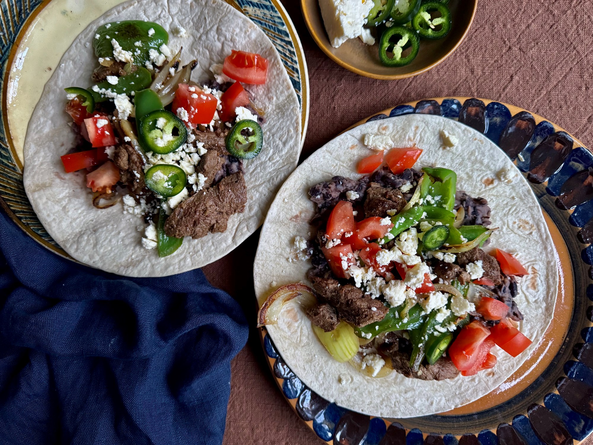 Wraps med oksekødsfajitas, bønnemos og queso fresco