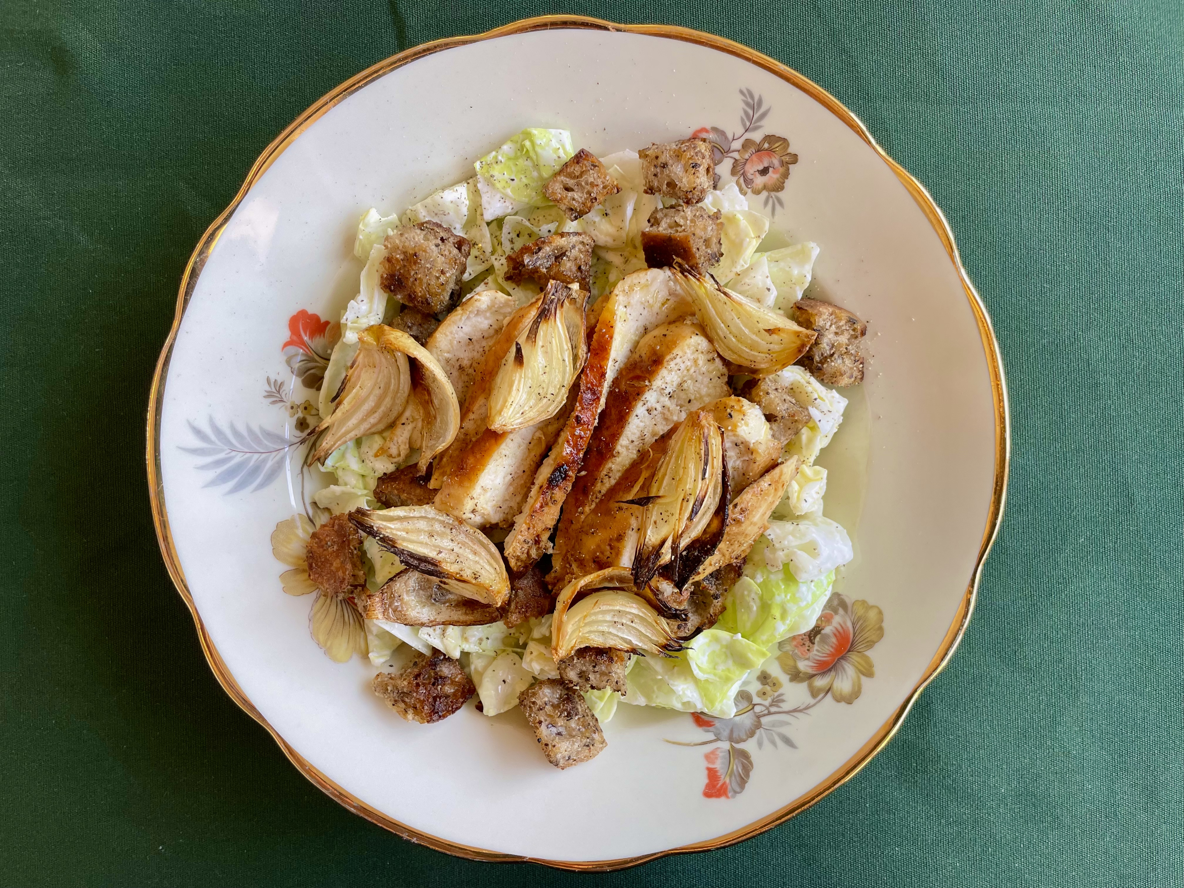 ELITE Team DK Cæsarsalat med stegt kyllingebryst, spidskål og bagte løg