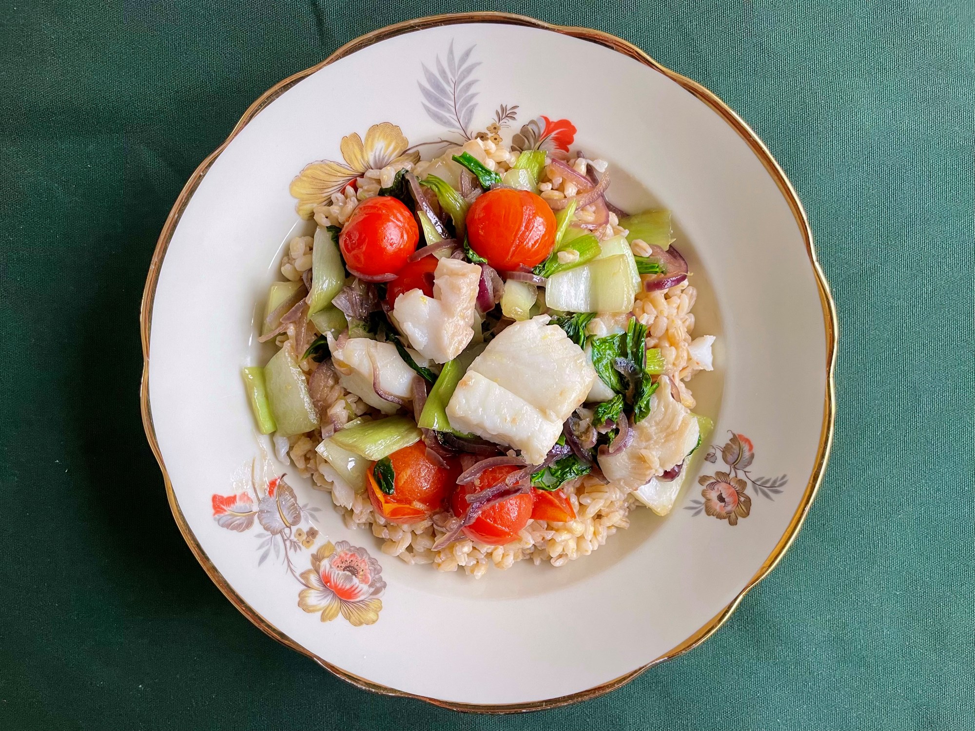 Torsk i sursød sauce med cherrytomater, pak choy og thai basilikum