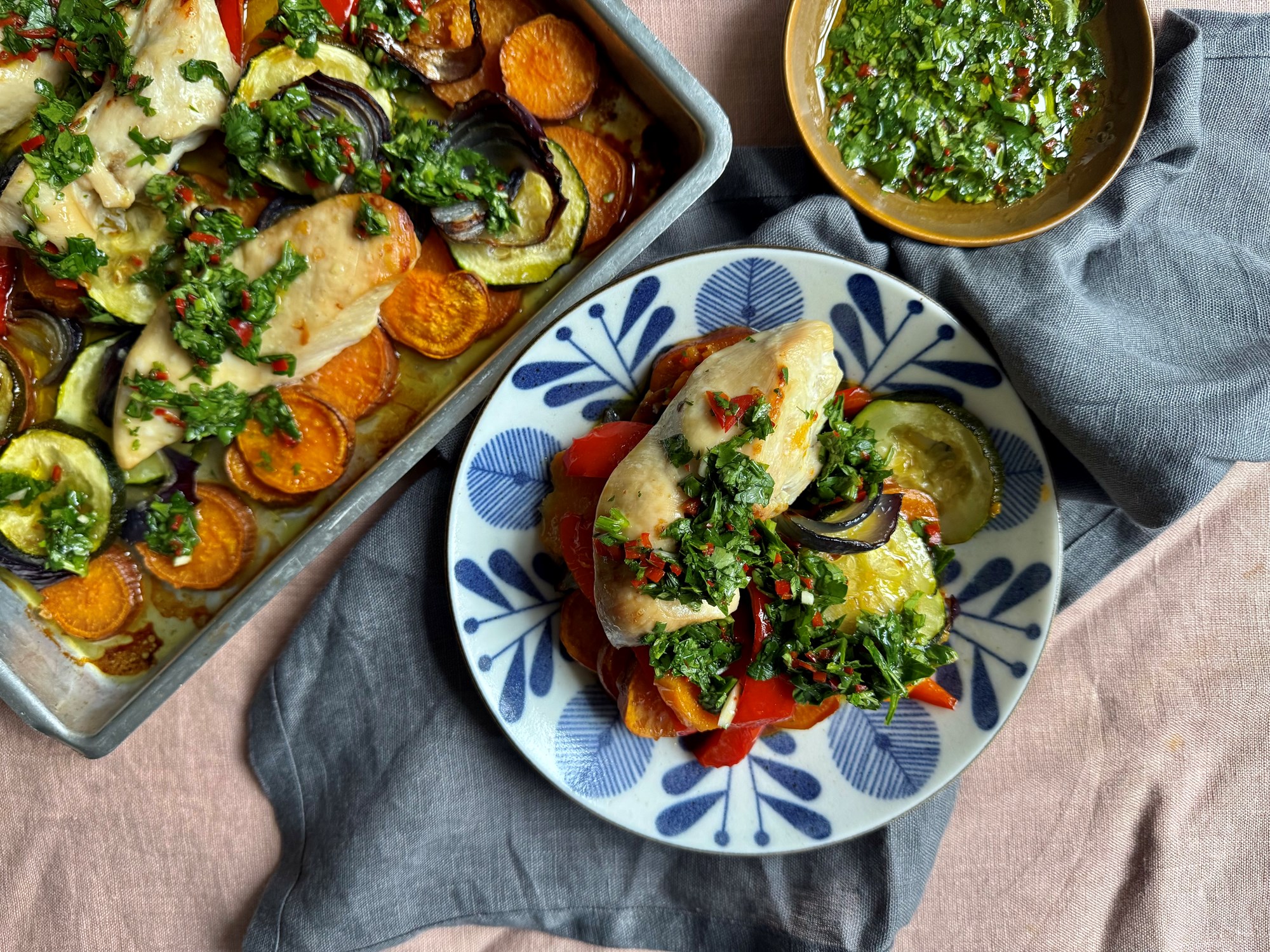 All in one kylling med søde kartofler, grøntsager og chimichurri