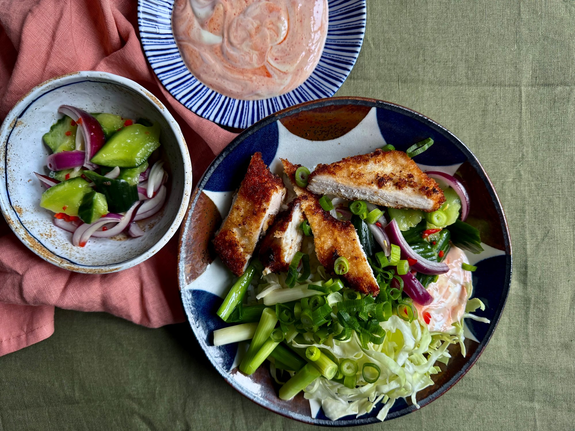 Sprød gris med spicy agurkesalat, chilicreme og kål