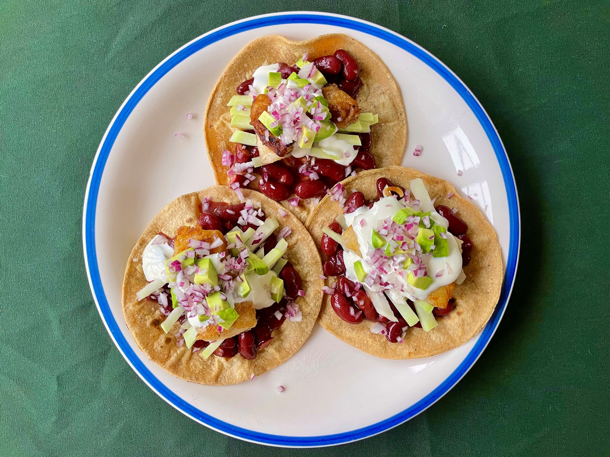 Majs tortillas med paneret kuller, avokado og glaskål