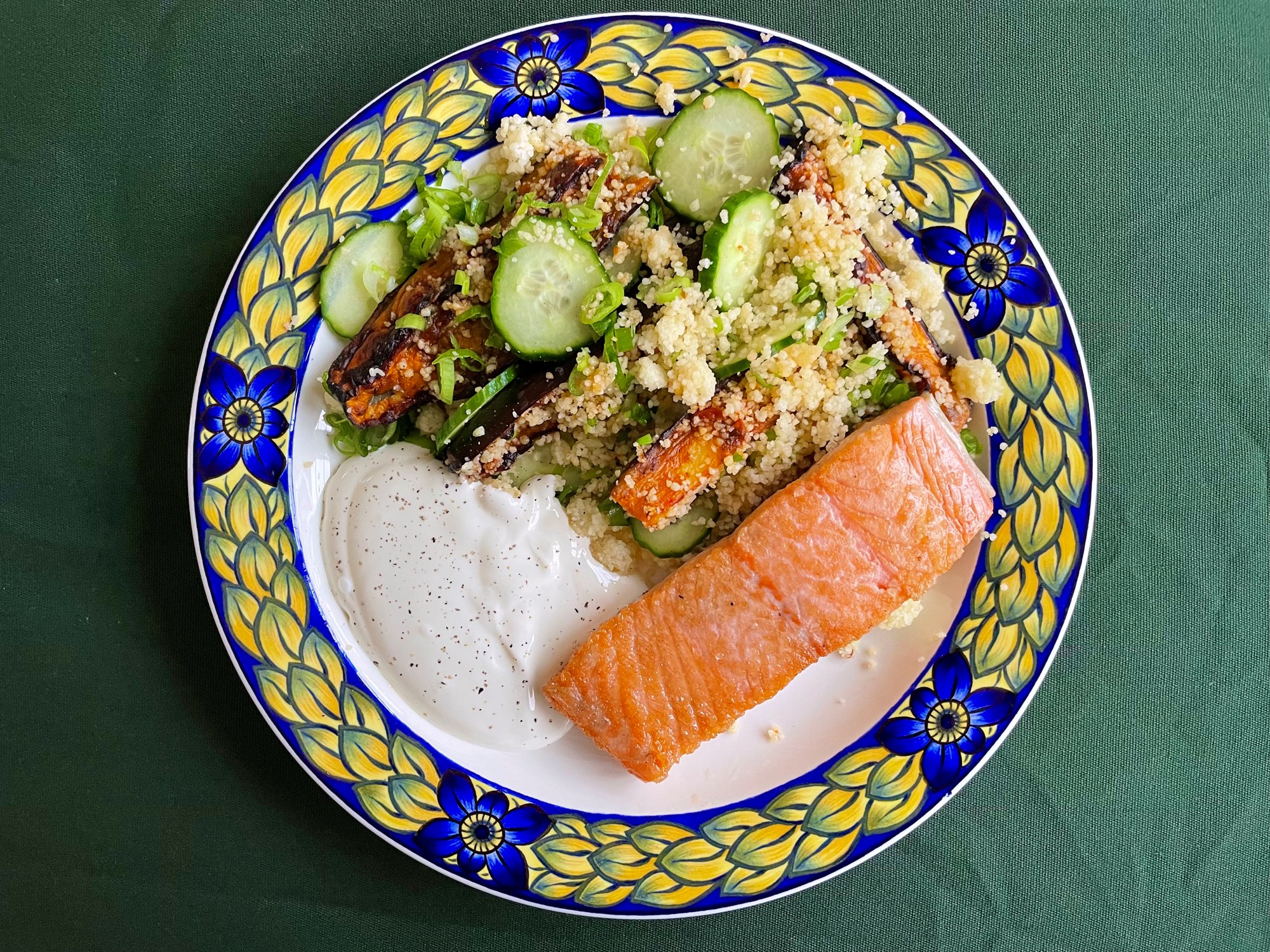 Stegt laks med couscous og harissabagt aubergine