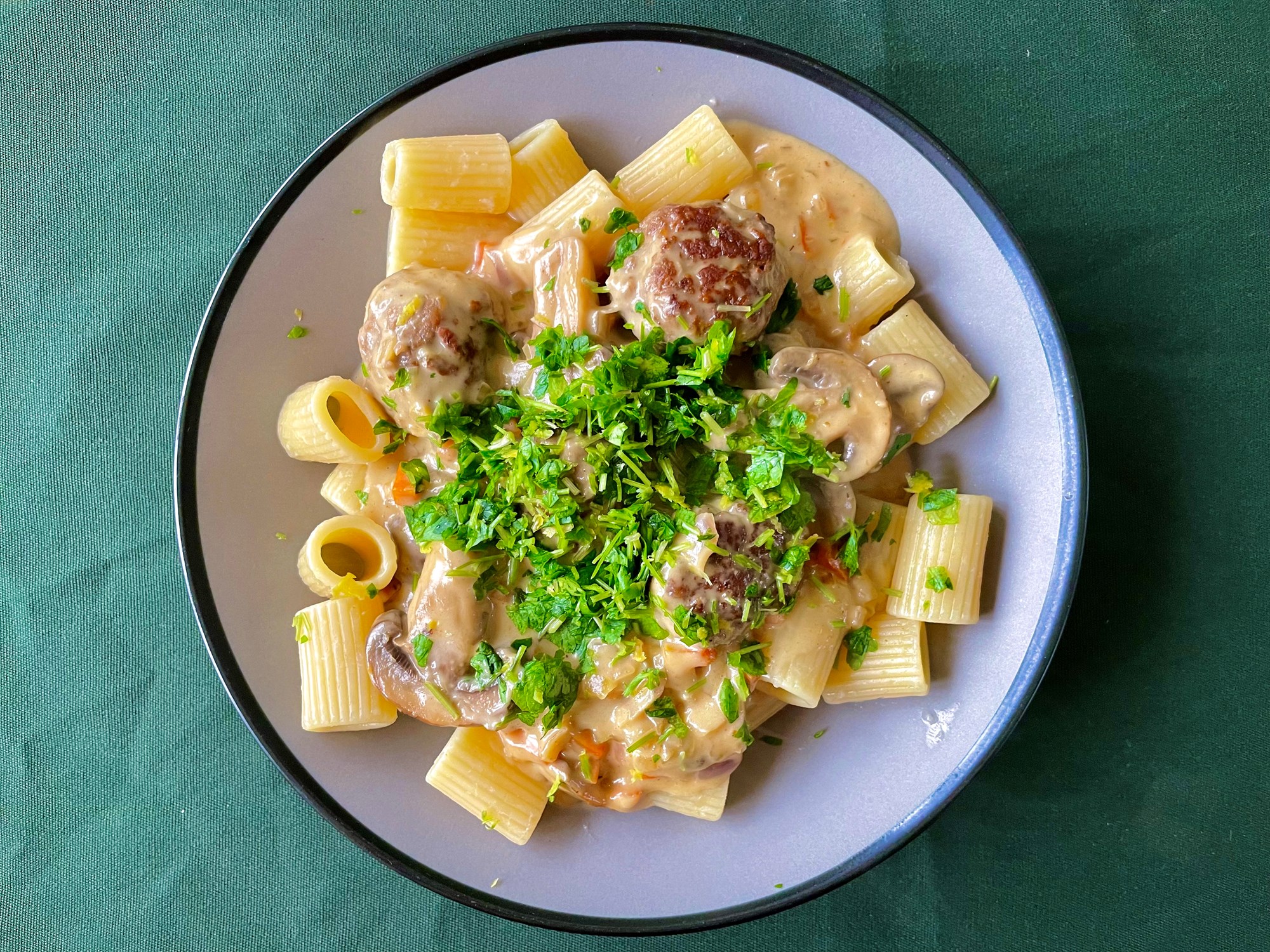 Kødboller i svampesauce med sedani, persille og citron