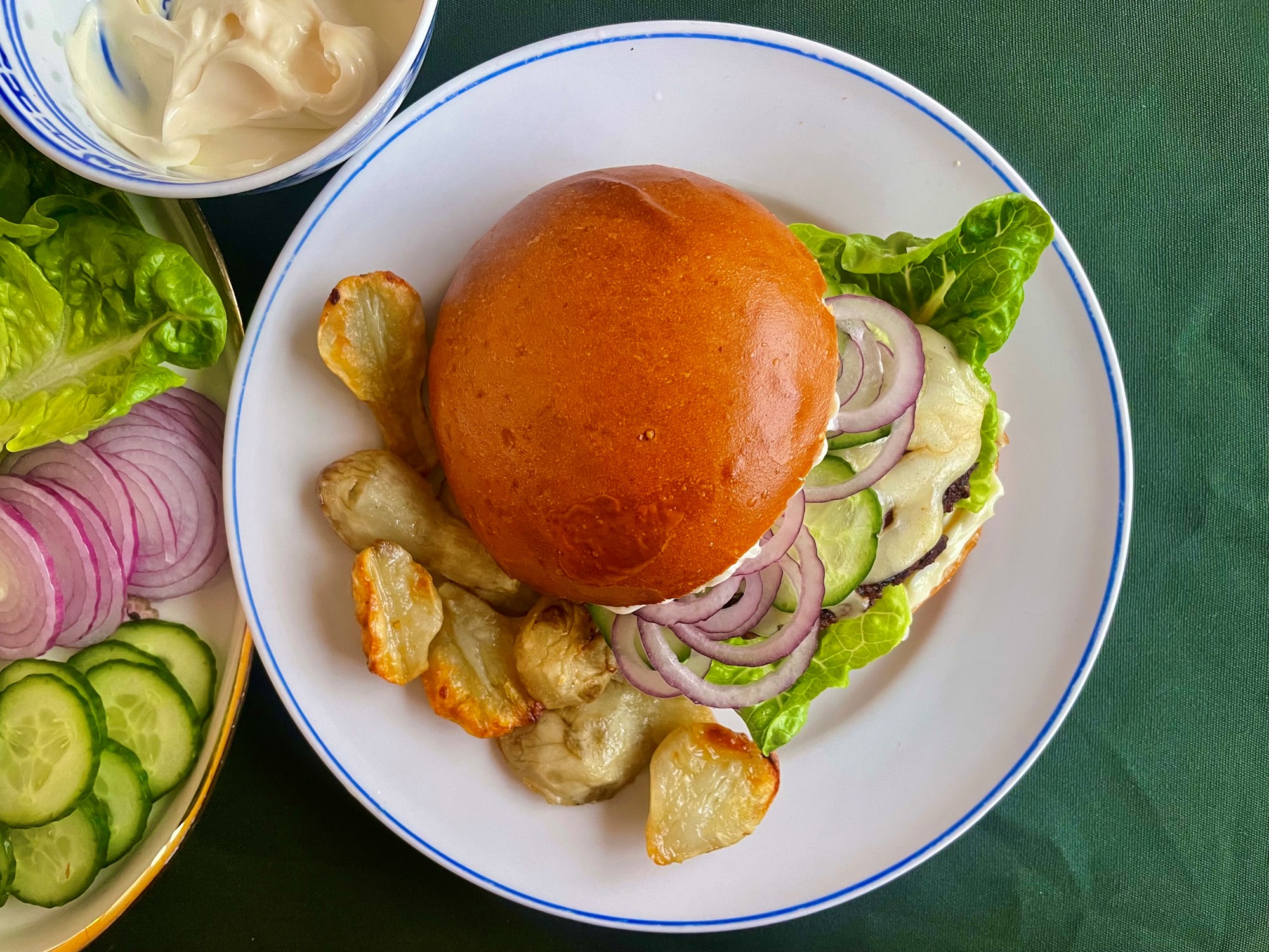 Cheeseburger med agurk, rødløg og bagte jordskokker