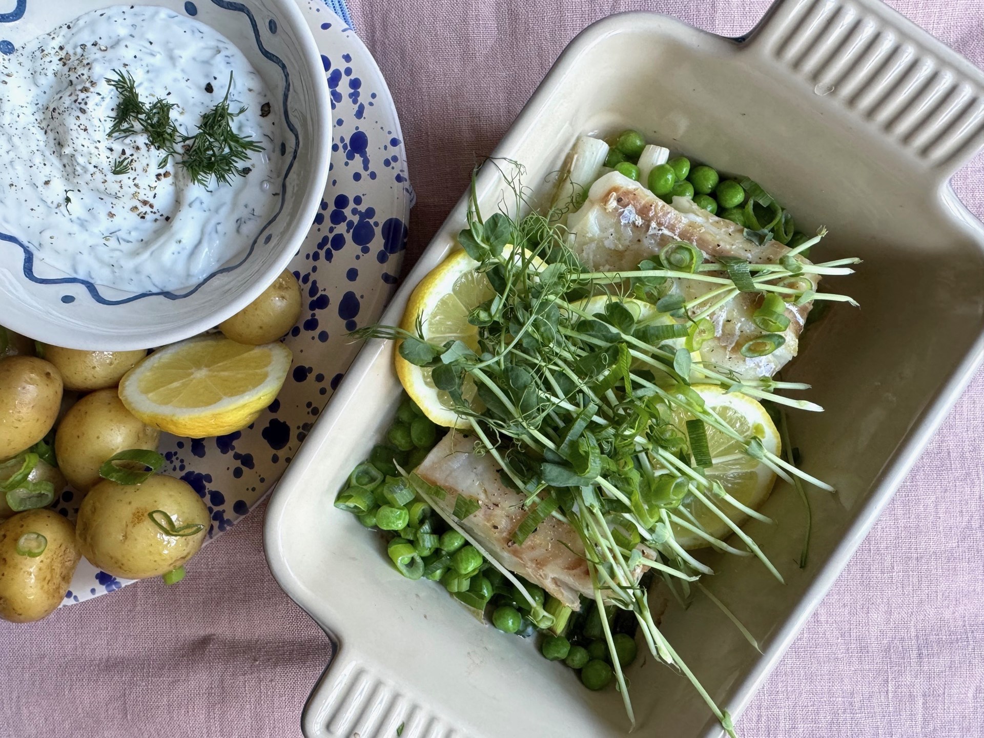 Dampet kuller med ærter, ærteskud og dildcreme - Opskrift fra Skagenfood.dk