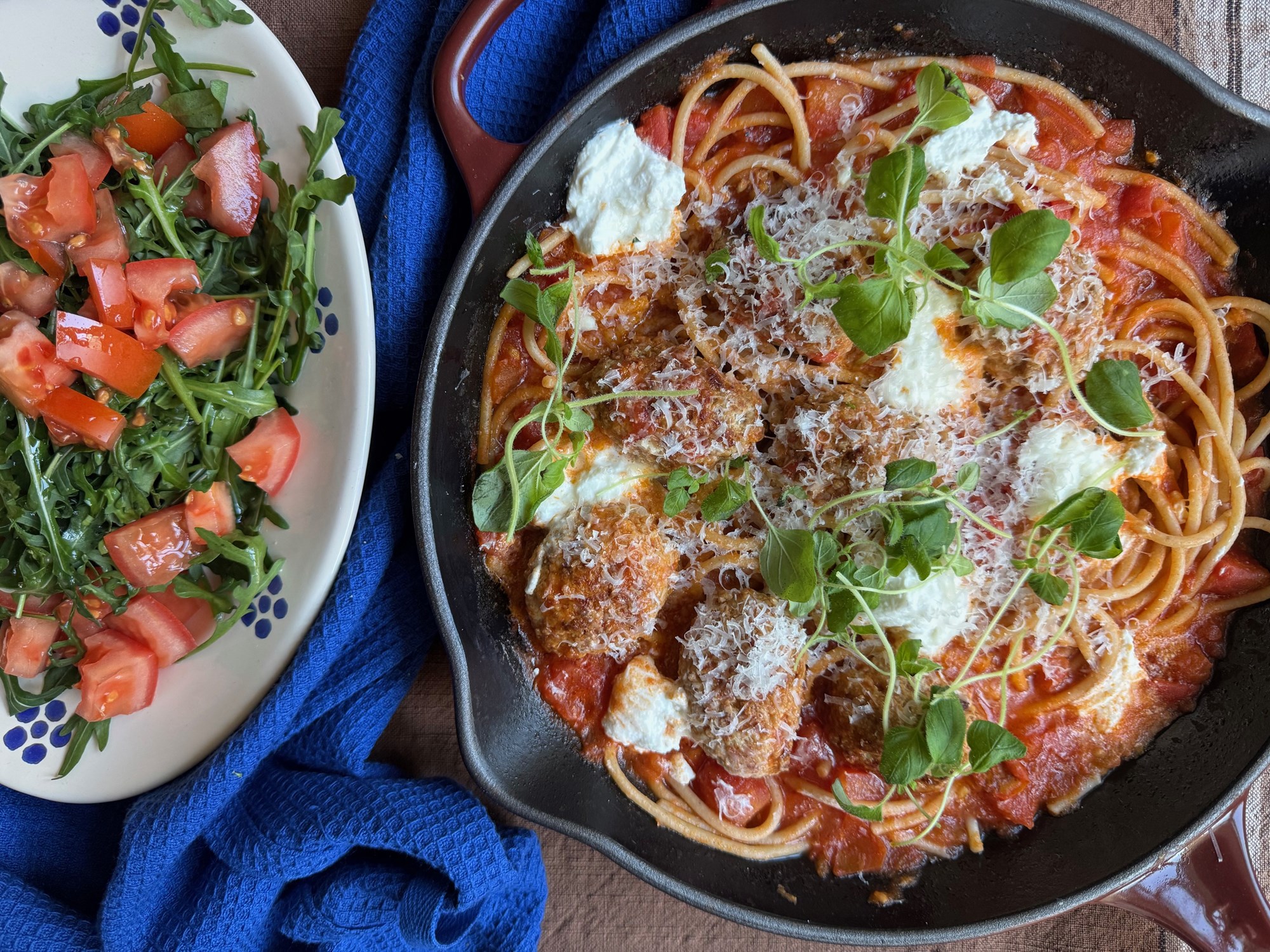 One pan pasta med kødboller og parmesan