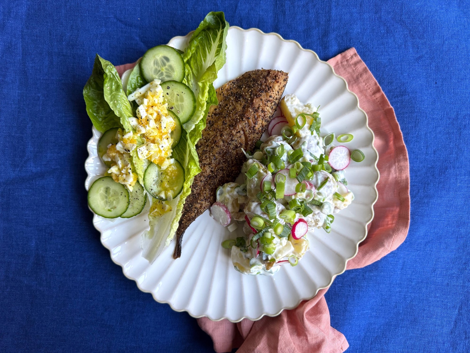 Røget makrel, cremet kartoffelsalat og grøn salat med æggevinaigrette