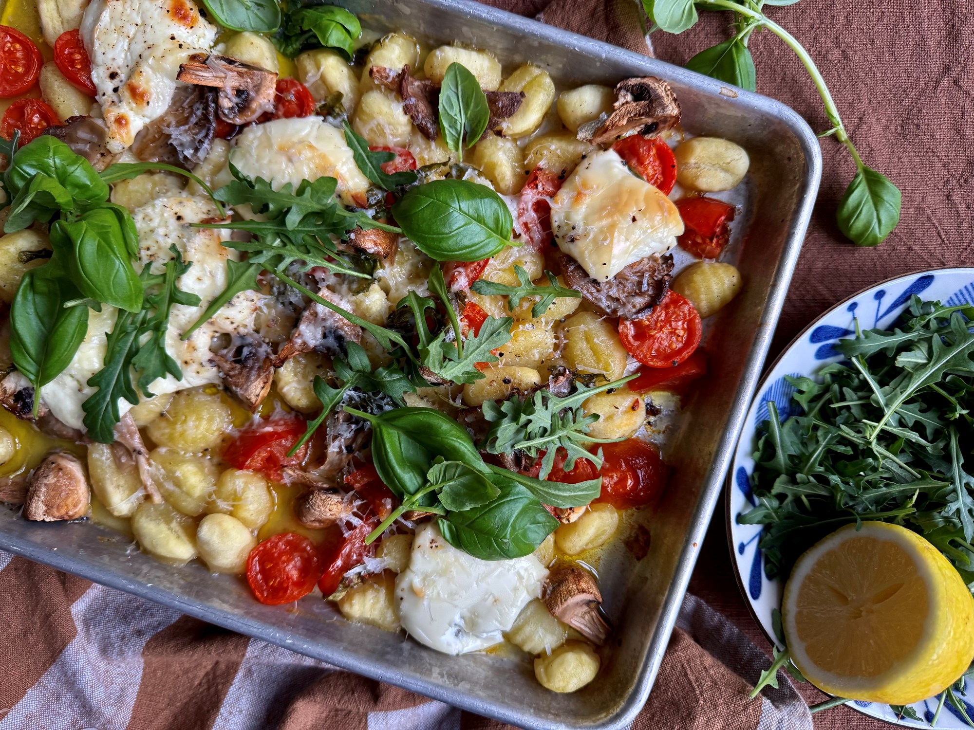 Gnocchi one pan med svampe og mascarpone og tomater og parmesan