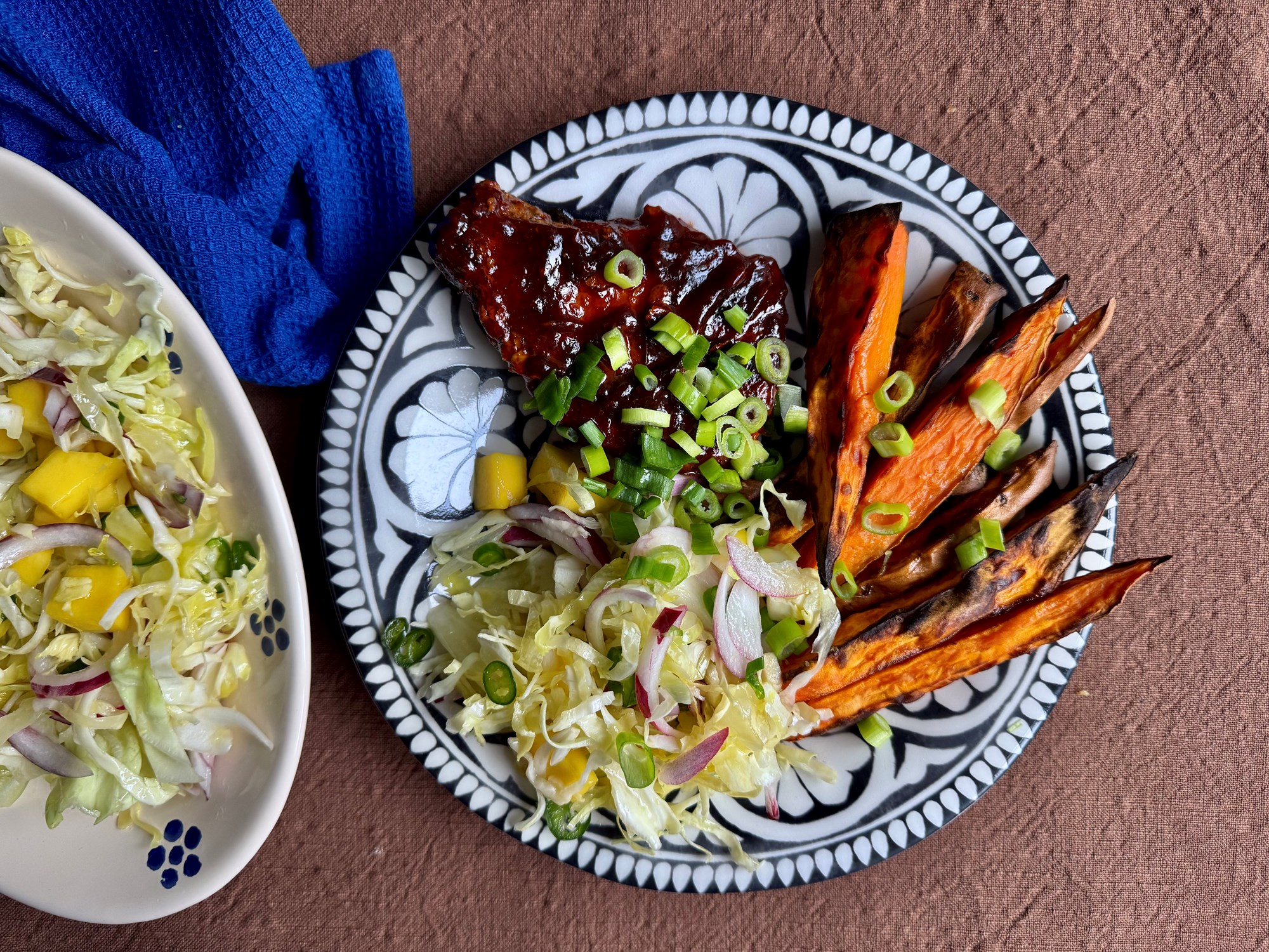 BBQ koteletter med jamaican slaw og søde kartofler