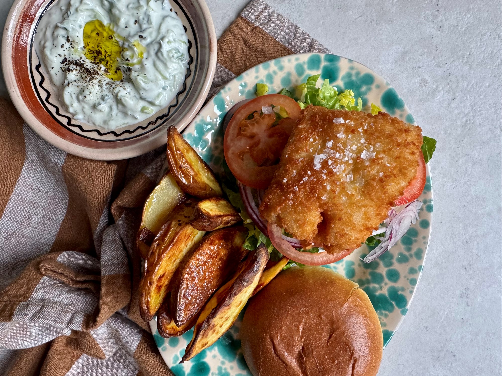 Fiskeburger med tzatziki og ovnkartofler