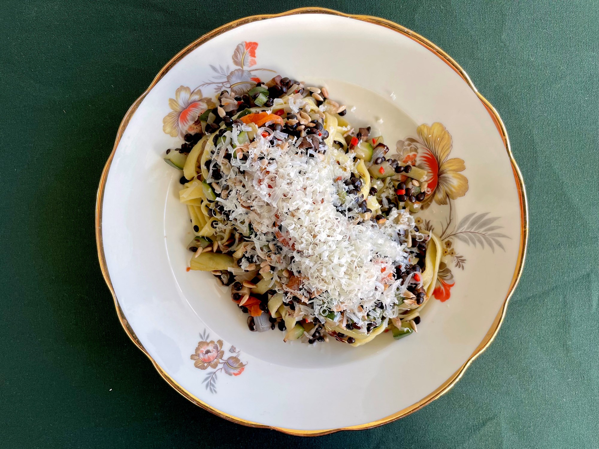 Pasta med bagte tomater, squash, portobello og chili
