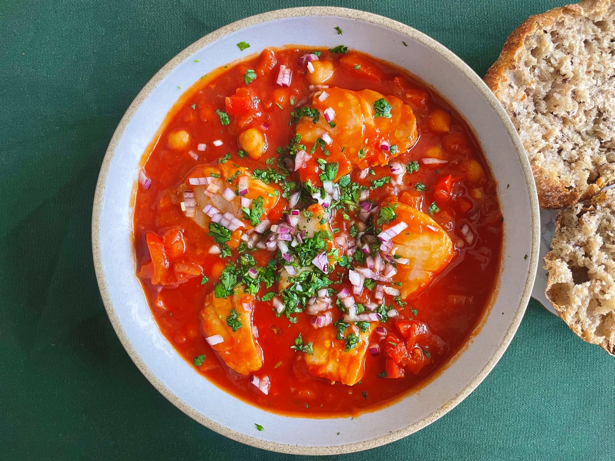 Mexicansk inspireret suppe med mørksej, rød peber og koriander