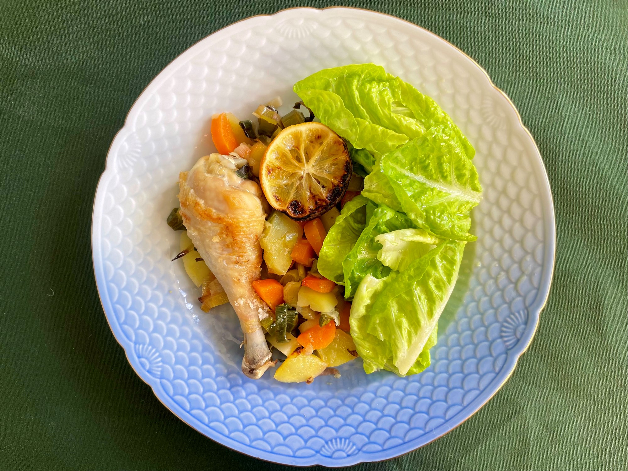 Kyllingelår i brasede kartofler, citron og en grøn salat