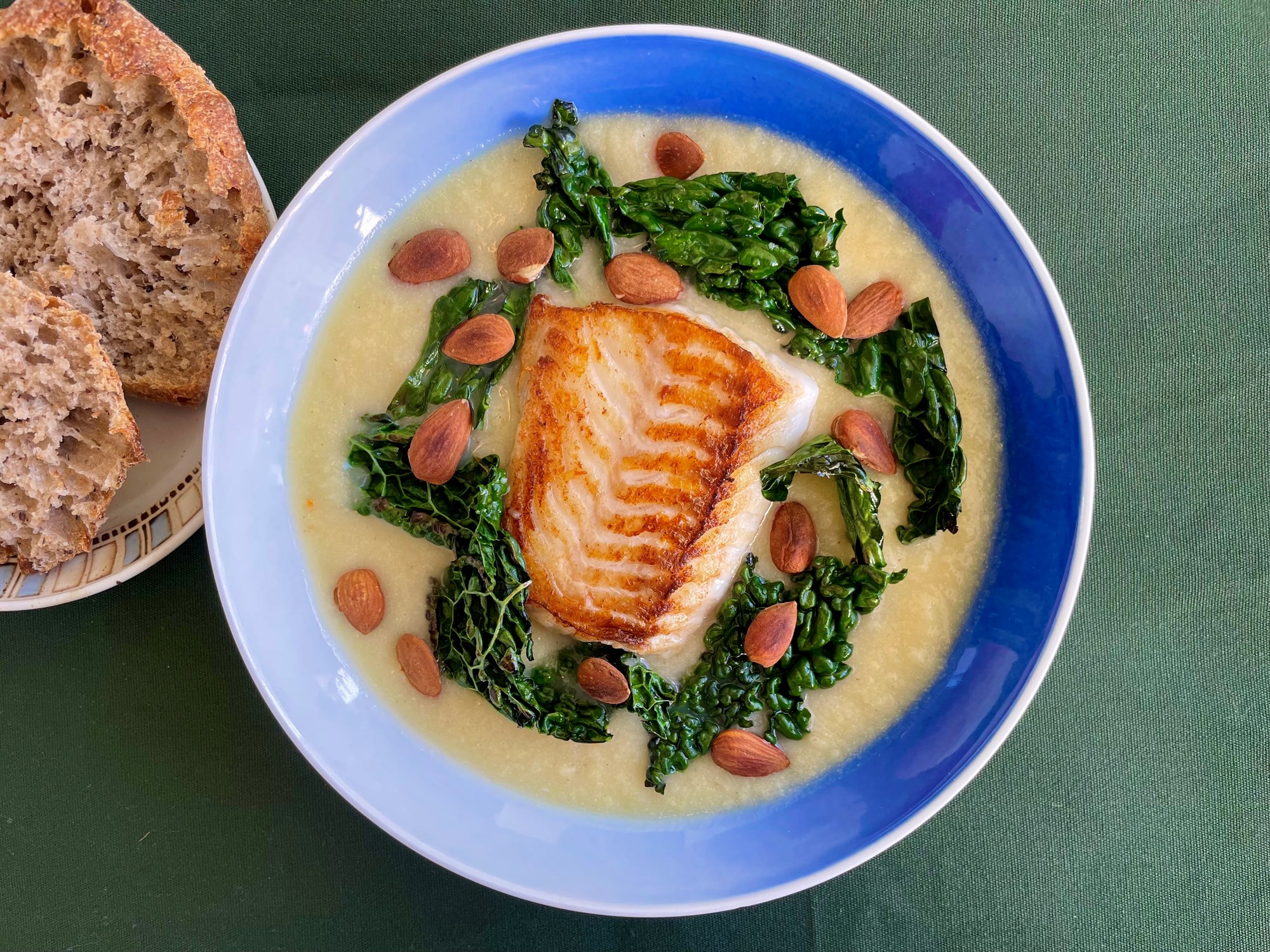 Stegt kulmule i cremet sellerisuppe med mandler og grønkålsgremolata