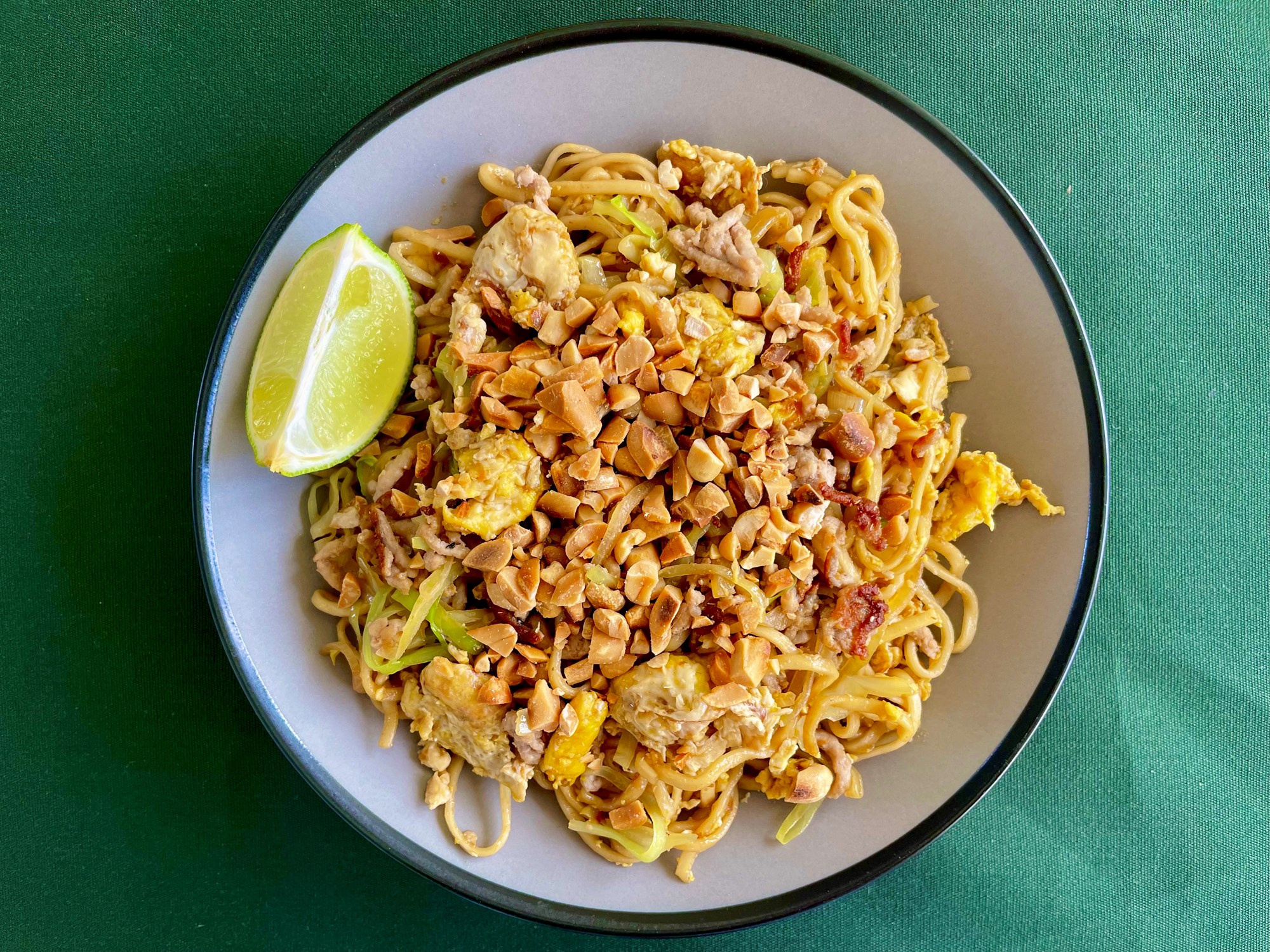 Pad thai med, stegt gris, æg, peanuts og spidskål