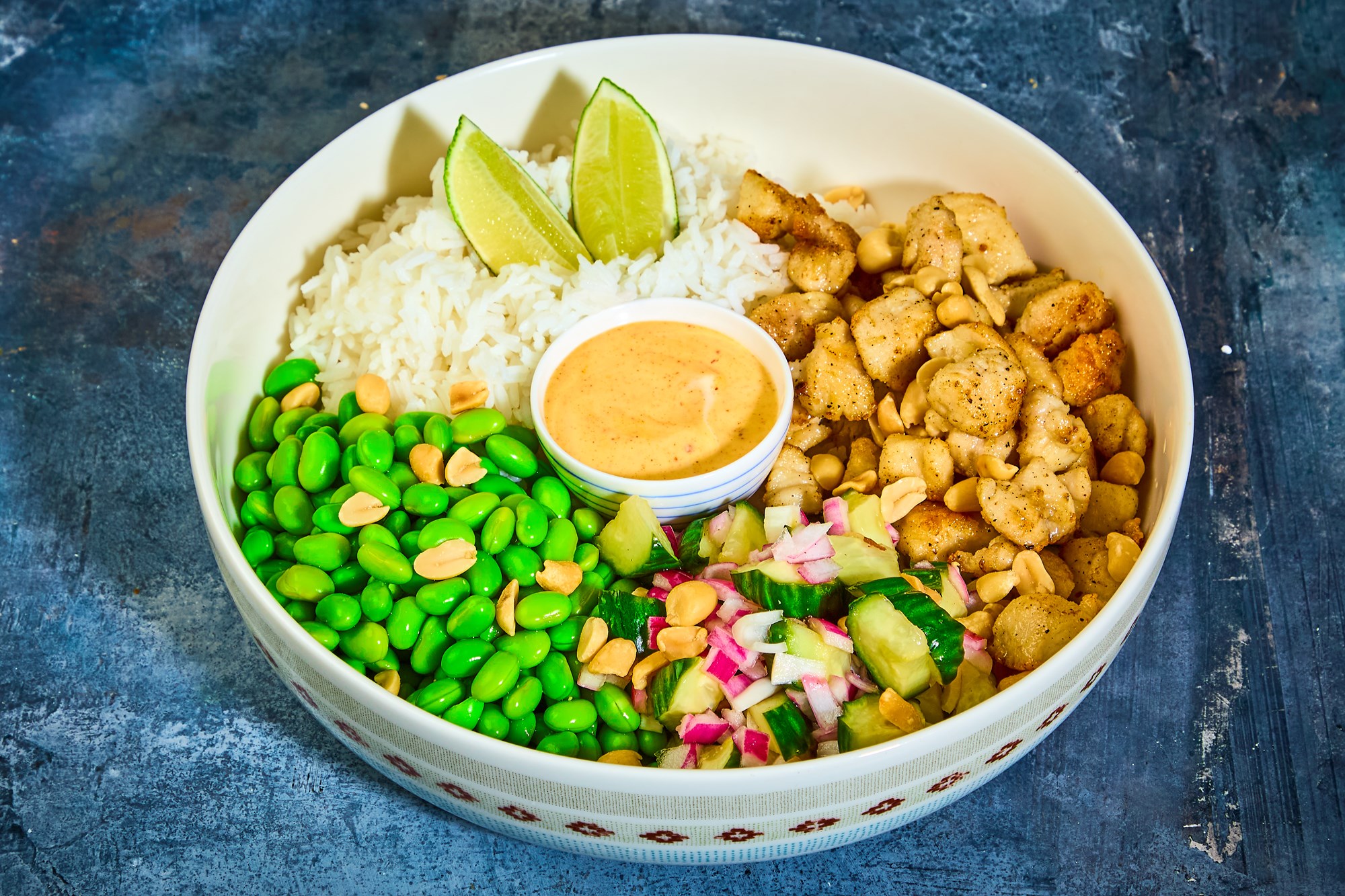 Poké Bowl med kuller, sprød agurkesalat og chipotle-sauce