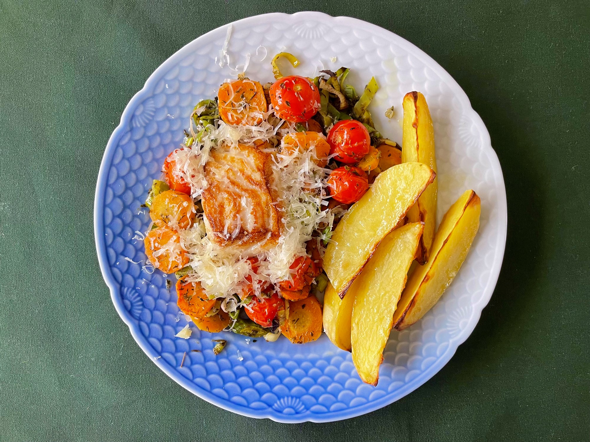 Laks i bradepande med tomater, porre og herbes de provence