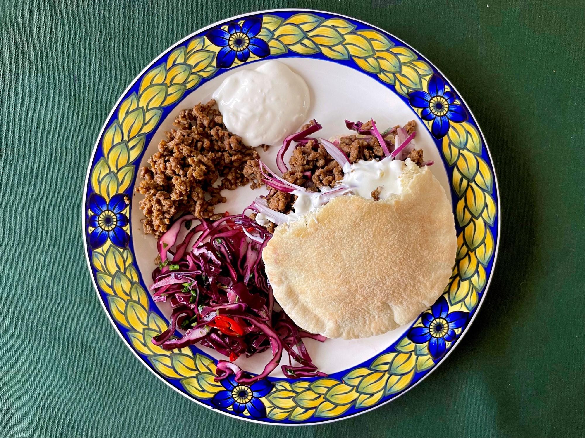 Stegt okse i pitabrød med cremefraiche dressing og chili