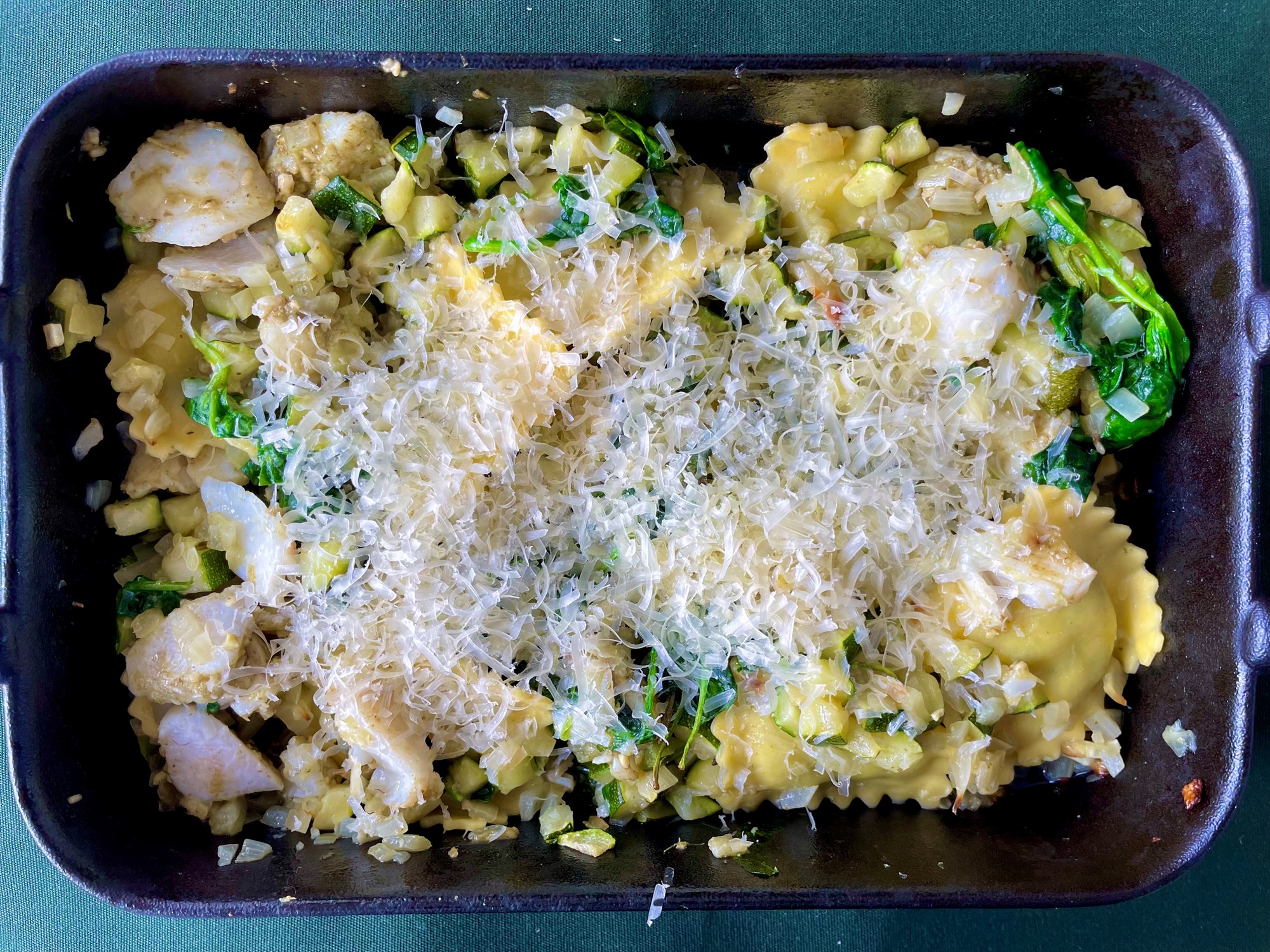 Pestobagt torsk med ravioli i bradepande med squash og babyspinat