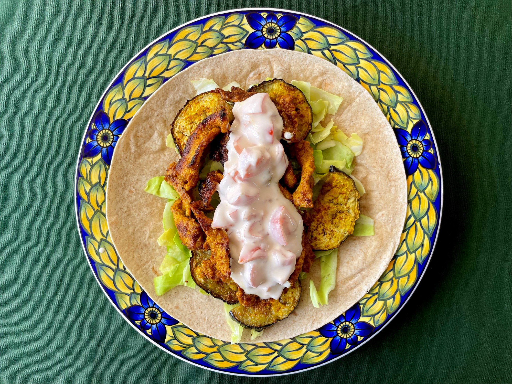 Kebabkrydret gris i fladbrød med knudekål