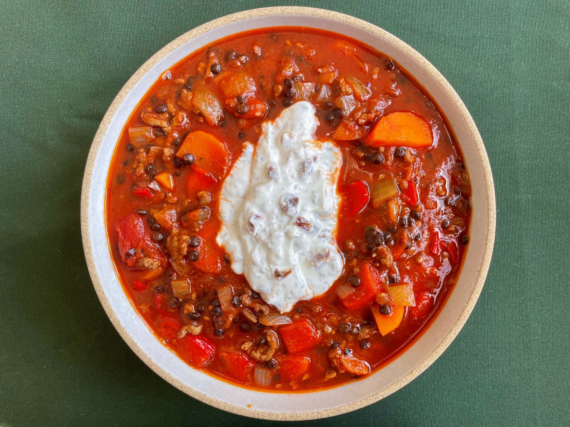 Belugalinser i okseragout med za’atar, rosiner og creme frisk