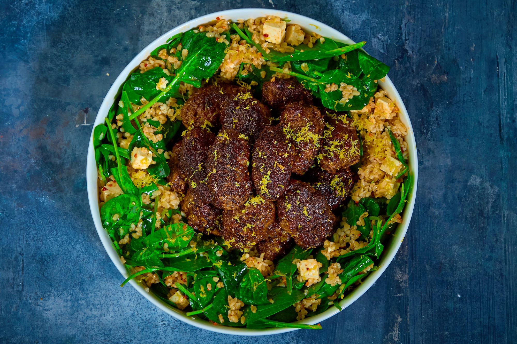 Kebab med spinatsalat med bulgur og salatost