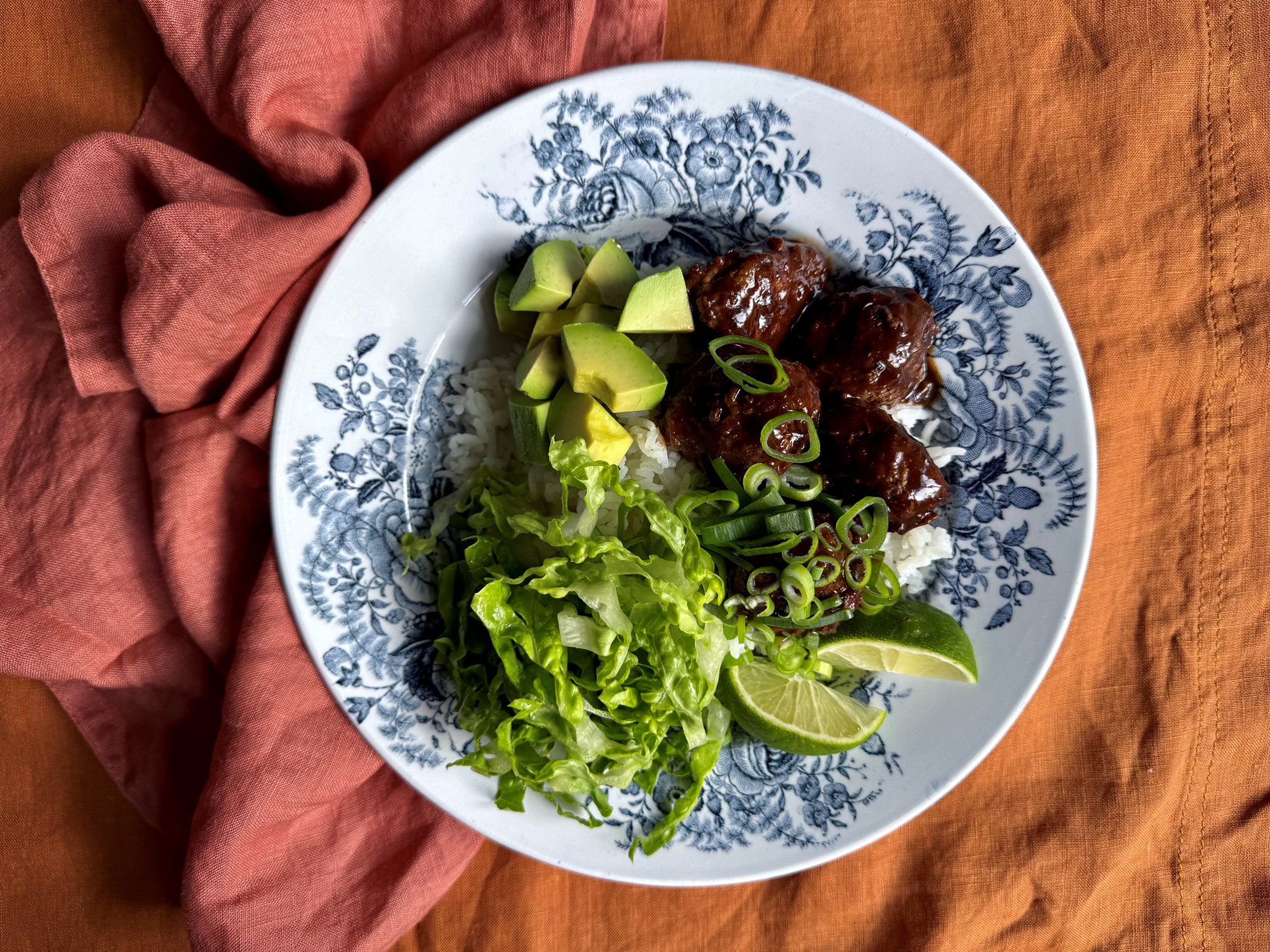 Bowl med hoisinkødboller, avokado og spidskål