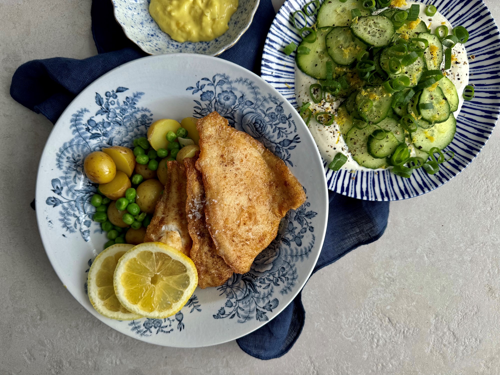 Fiskefilet med cremet agurkesalat, kartofler og remoulade