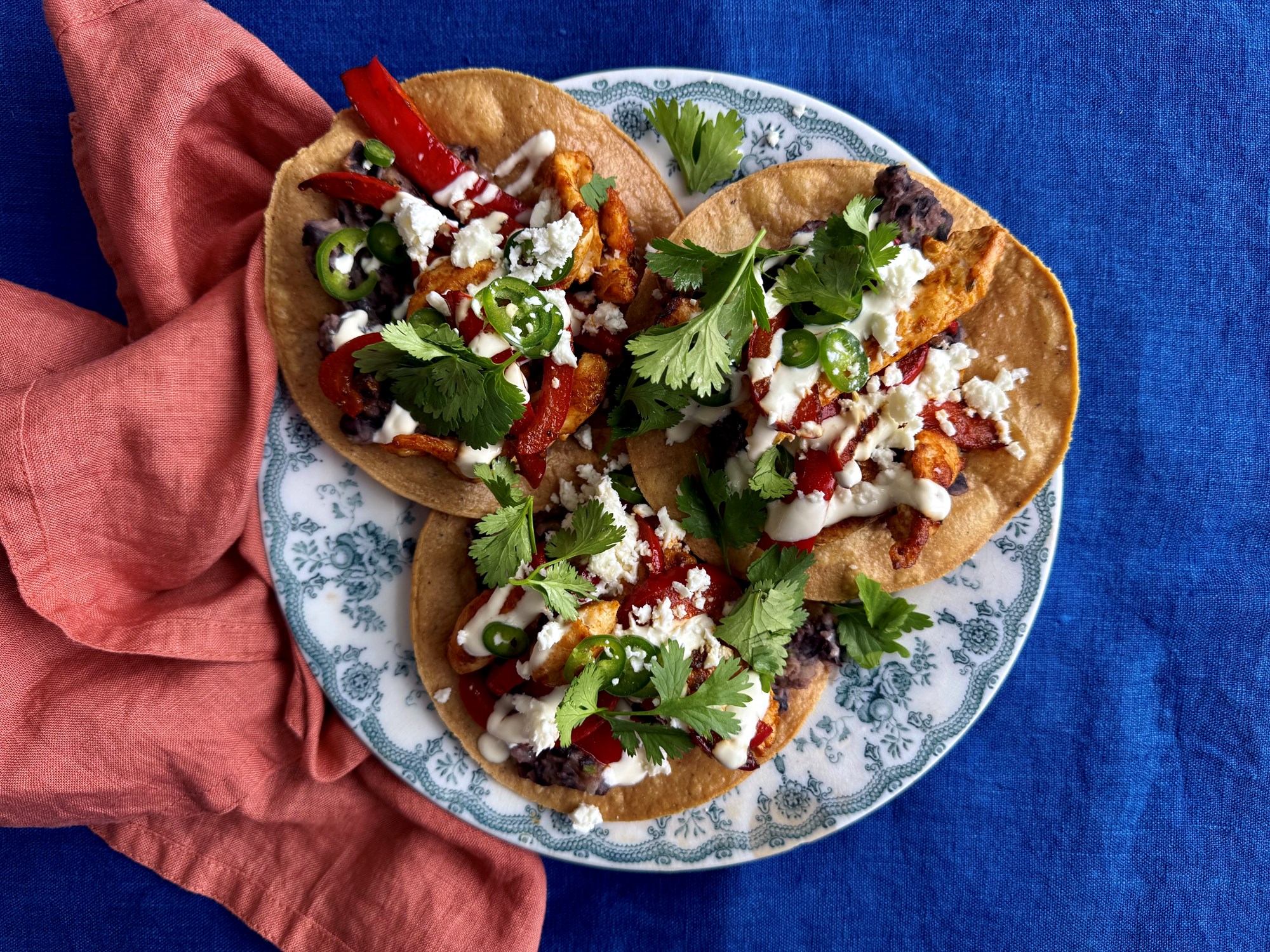 Tostadas med sorte bønner, krydret kylling og queso fresco