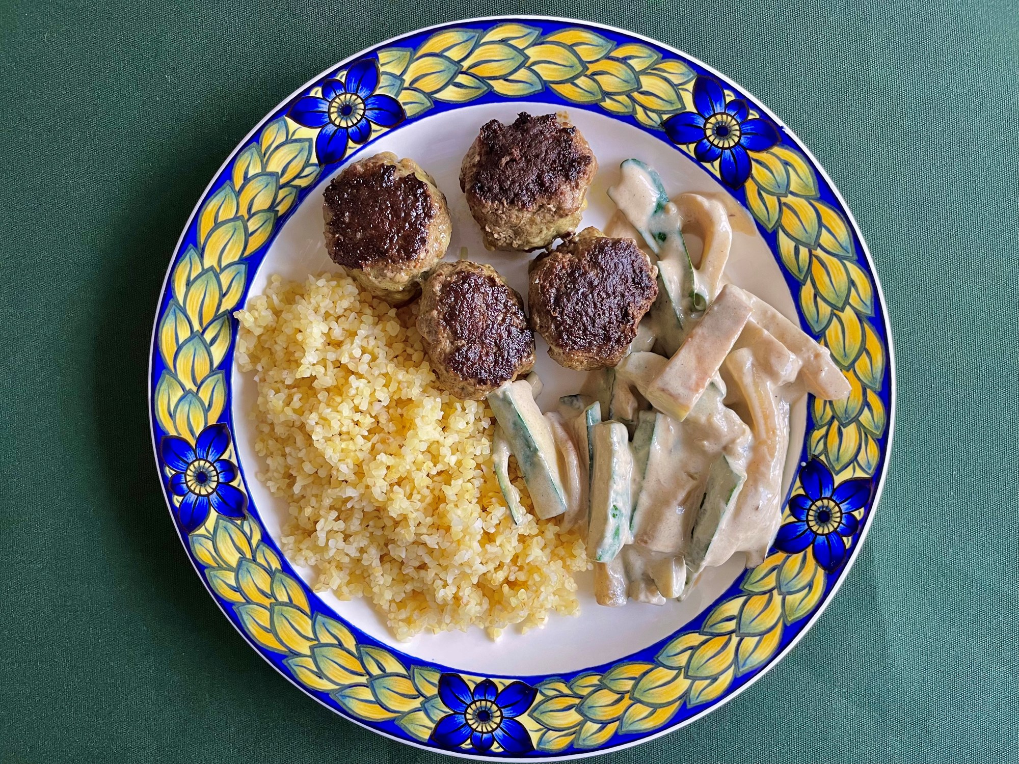 Ras’el hanoutkrydrede okseboller med tahincreme og squash