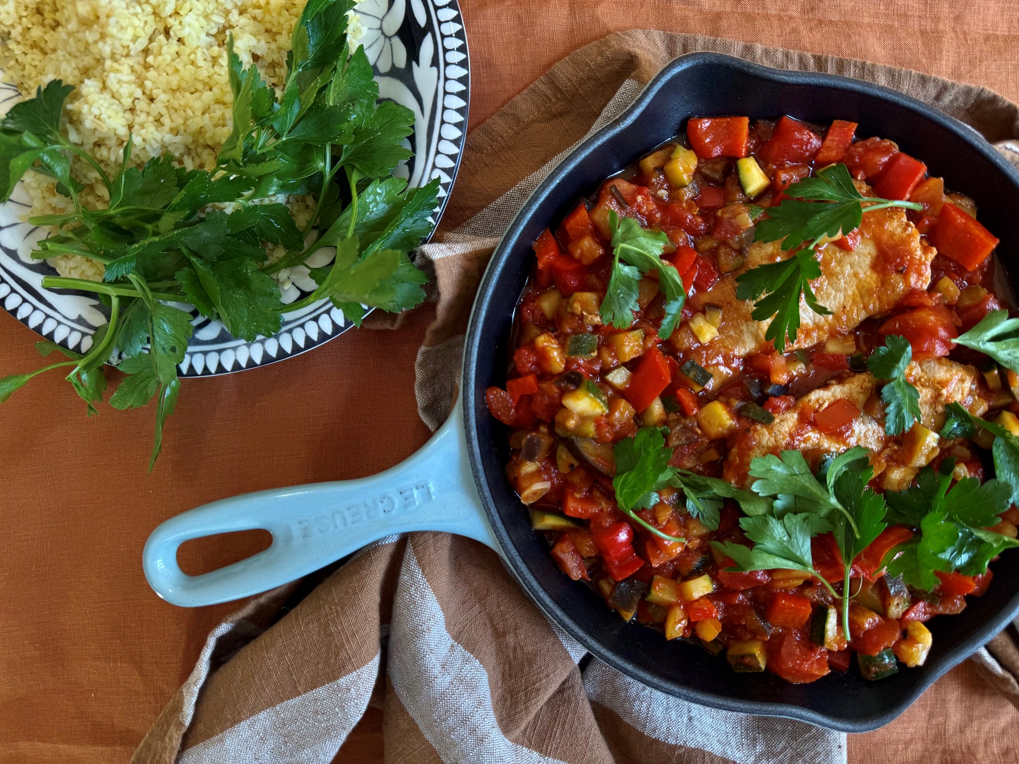 Koteletter med lækker ratatouille og bulgur