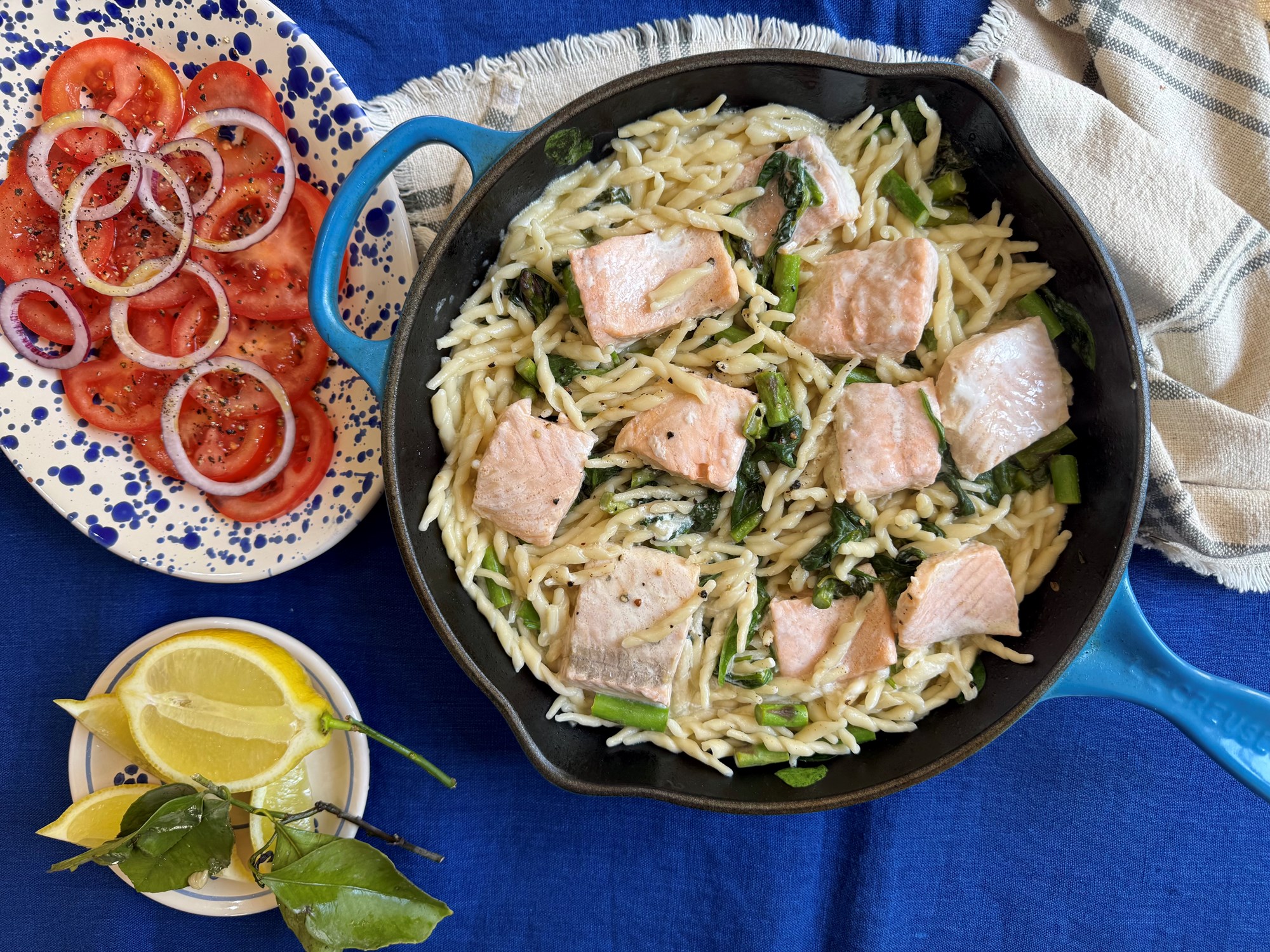 Cremet pasta med laks og asparges