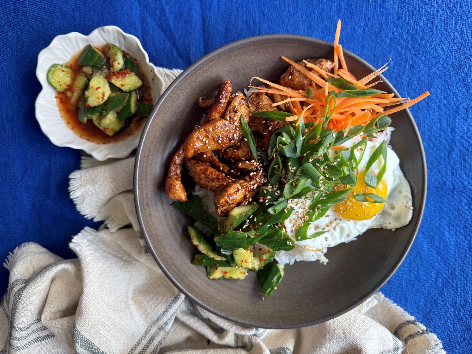 Easy bibimbap med kylling, spejlæg og spicy agurkesalat