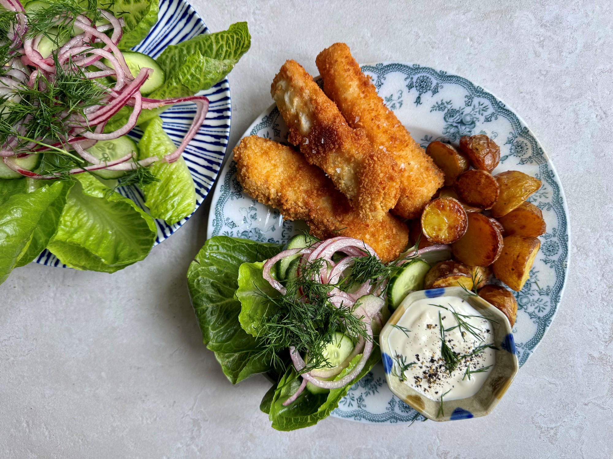 Fish fingers med frisk agurkesalat, små bagte kartofler og hvidløgscreme