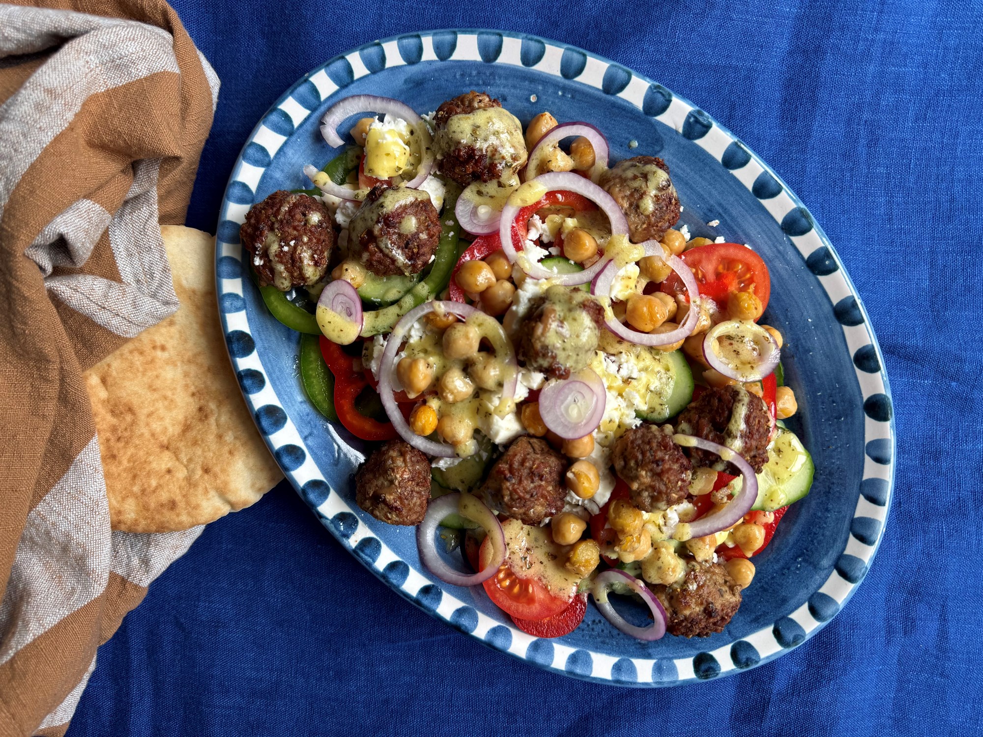 Græsk salat med grønne kødboller, kikærter og pitabrød