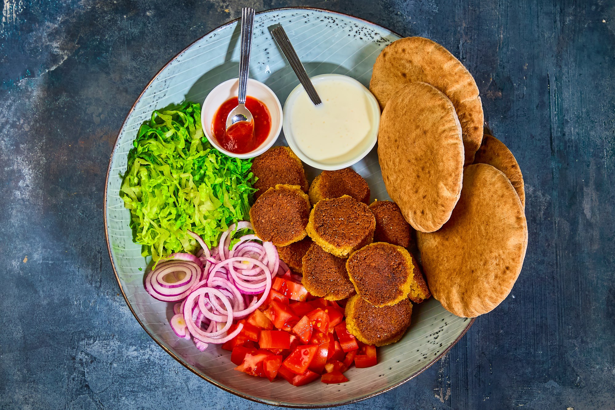 [punktform] Pita med falafel og hvidløgsdressing